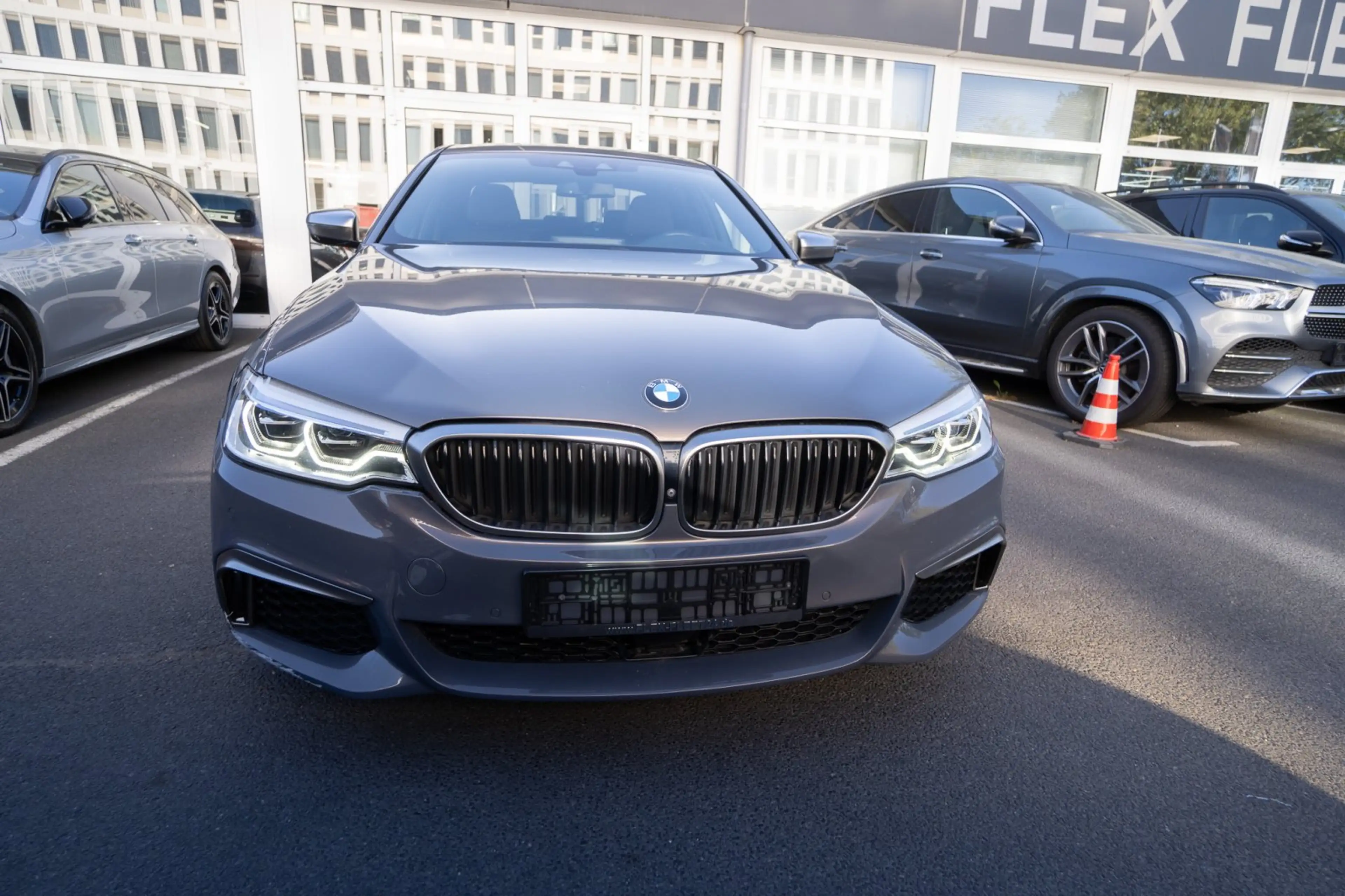 BMW M550 i xDrive *CHAMPAGNER QUARZ* — photo 2