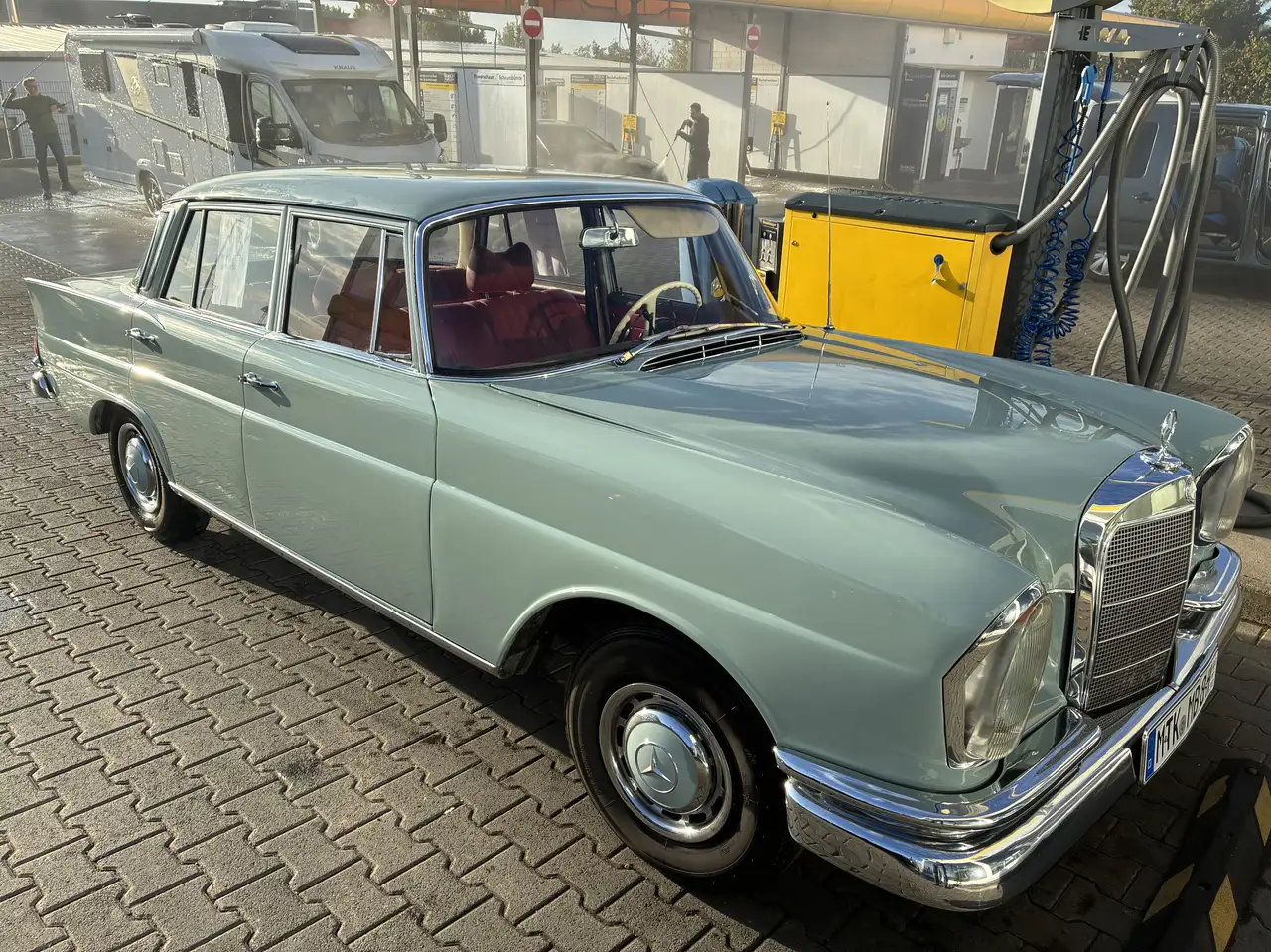 Mercedes-Benz 230