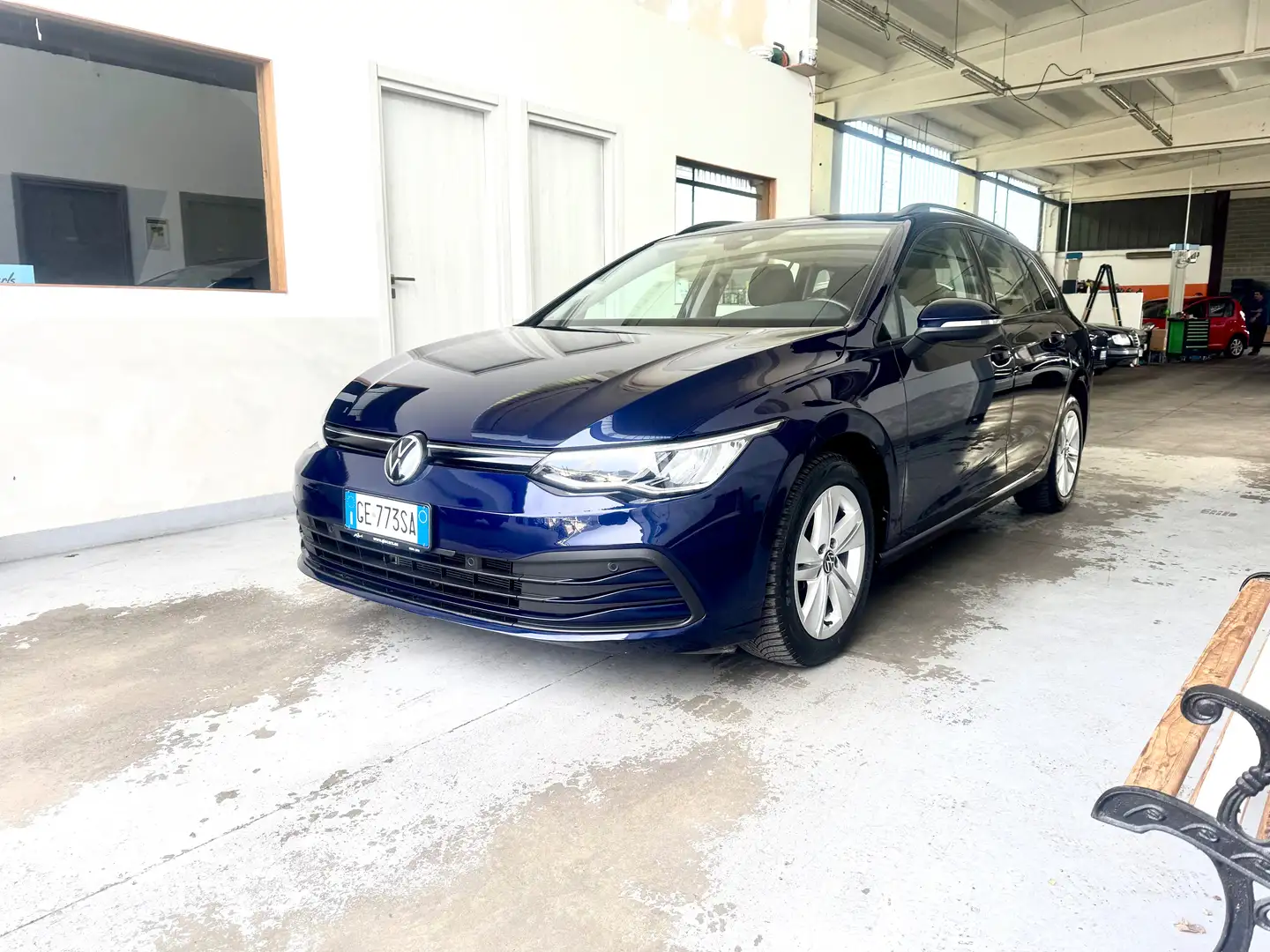 Volkswagen Golf Variant Golf VIII 2020 Variant 1.0 etsi evo Life 110cv dsg Bleu - 1