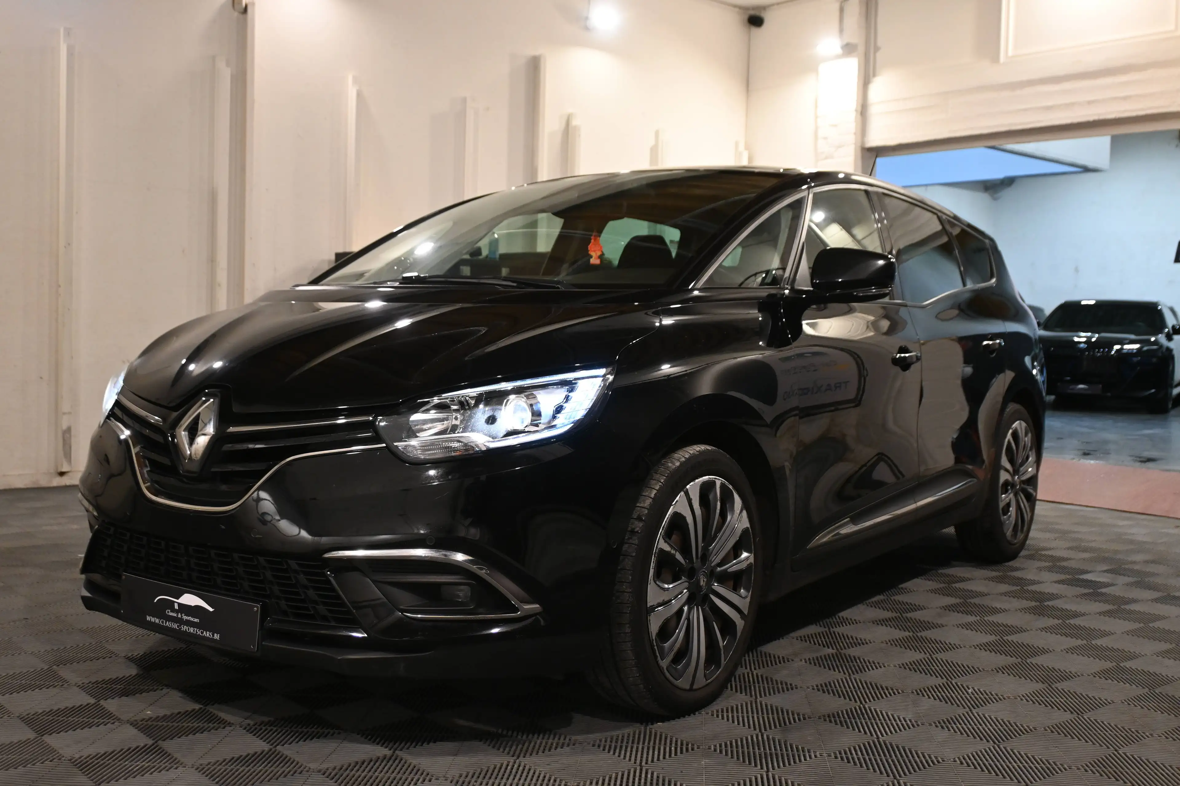 Renault Scenic Scenic 1.33 TCe AUTO / CAMERA / GPS NAVIGATION / LEDS / CRUISE / ATTELAGE AMOVIBLE !! — photo 4
