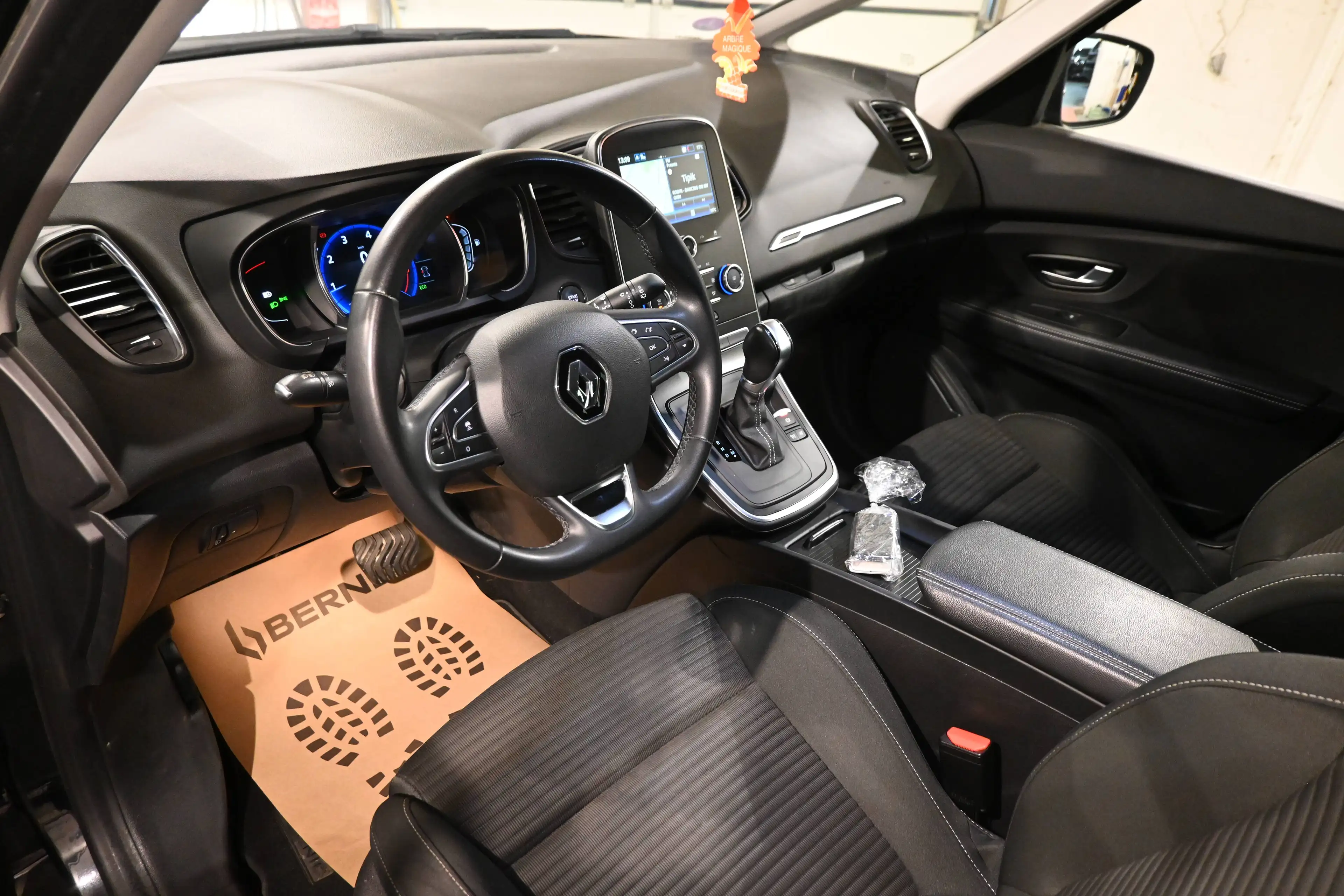 Renault Scenic Scenic 1.33 TCe AUTO / CAMERA / GPS NAVIGATION / LEDS / CRUISE / ATTELAGE AMOVIBLE !! — photo 15