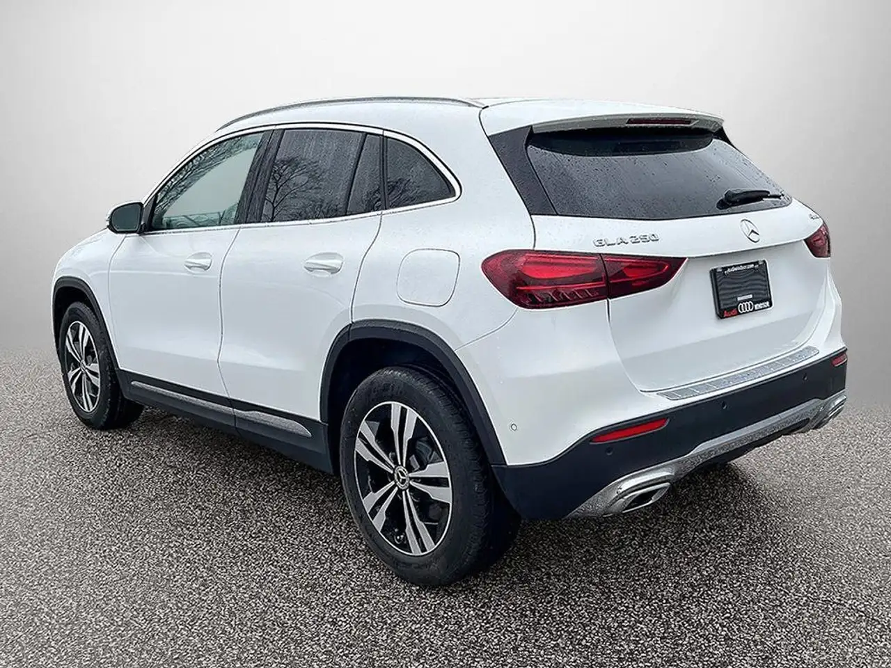 Mercedes-Benz GLA снимка Mercedes-Benz GLA