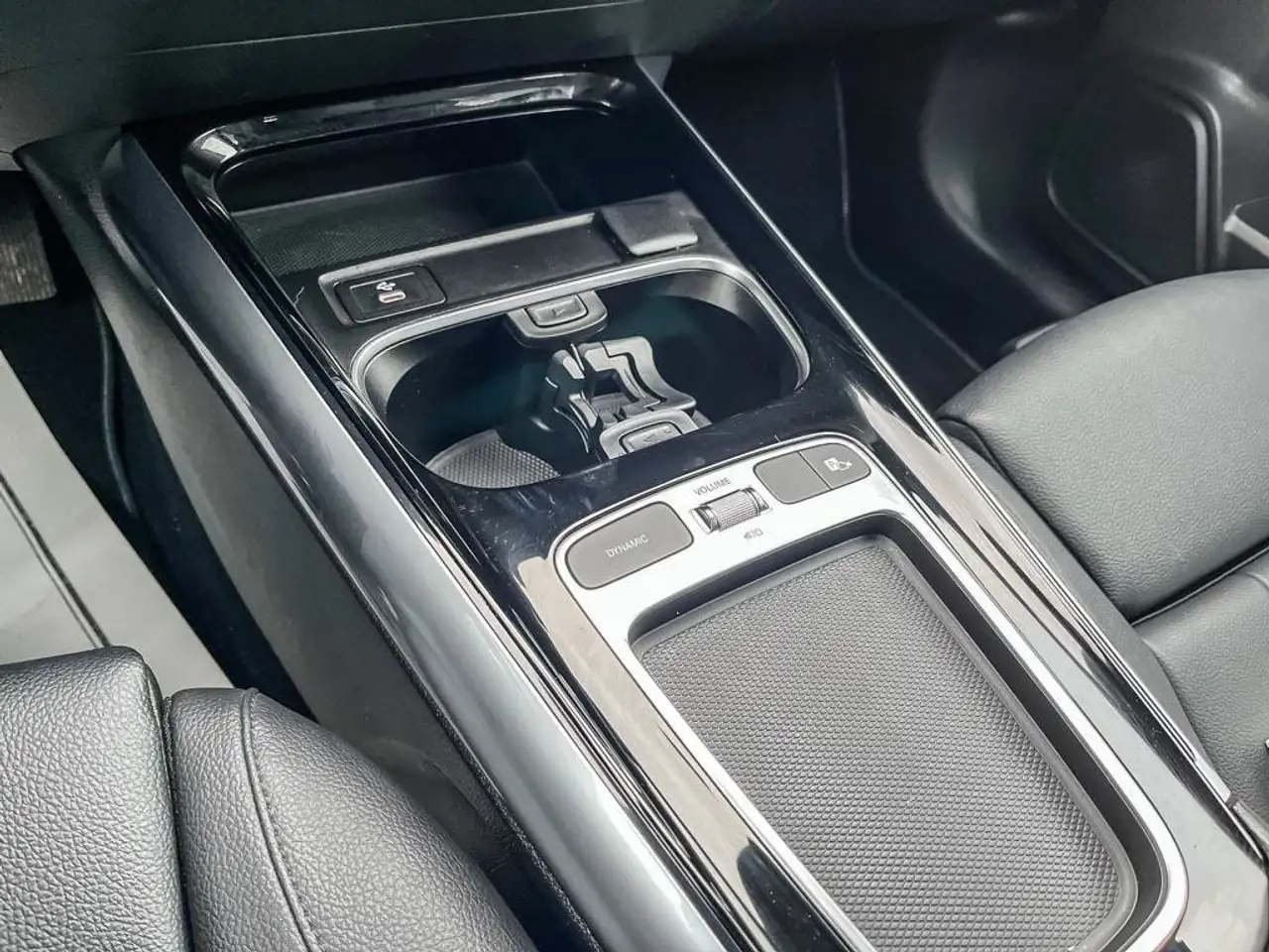 Mercedes-Benz GLA снимка Mercedes-Benz GLA