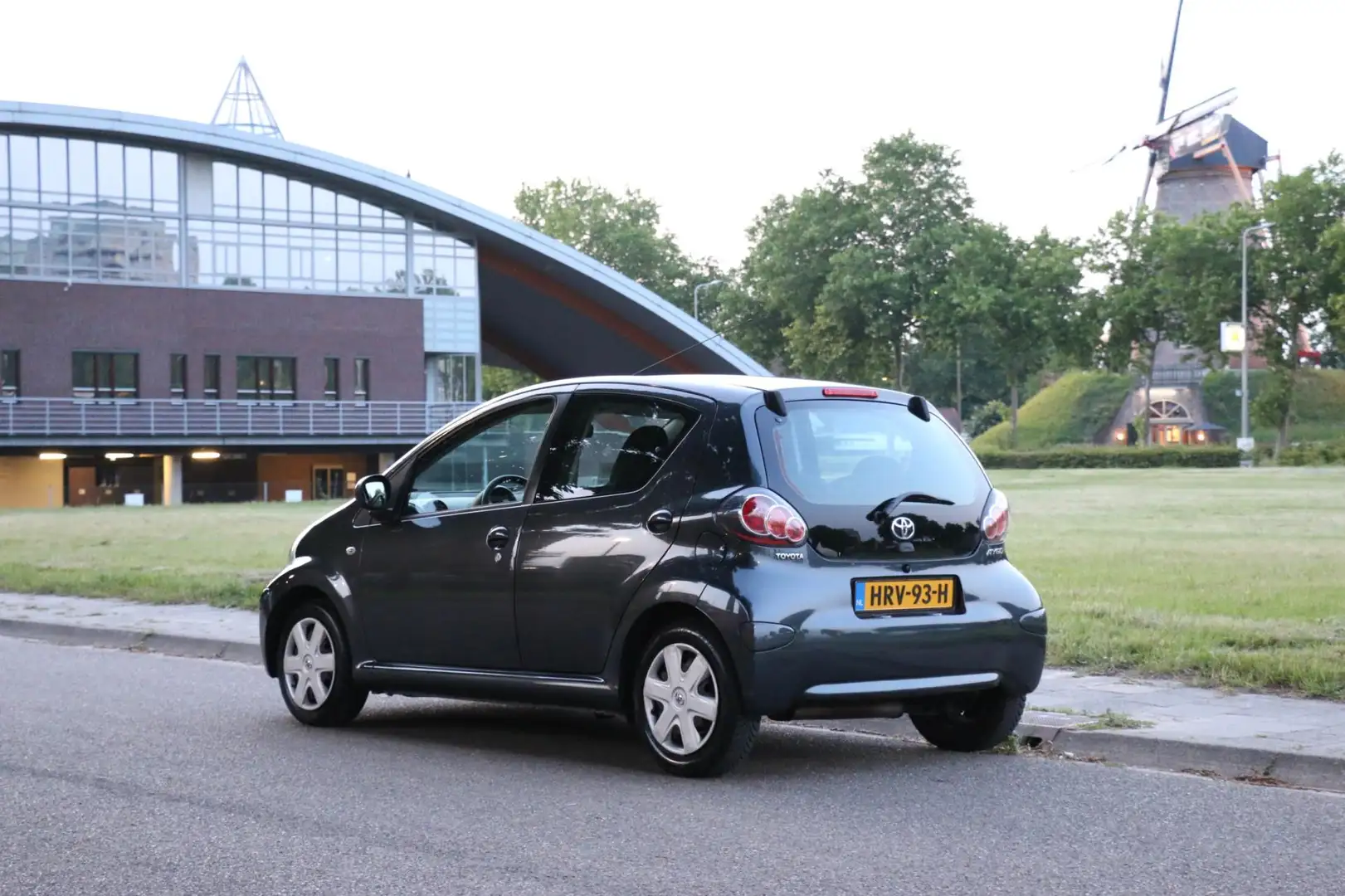 Toyota Aygo 1.0-12V 5-Deurs Airco 1e eigenaar bj30-12-2010 Nie Grijs - 2