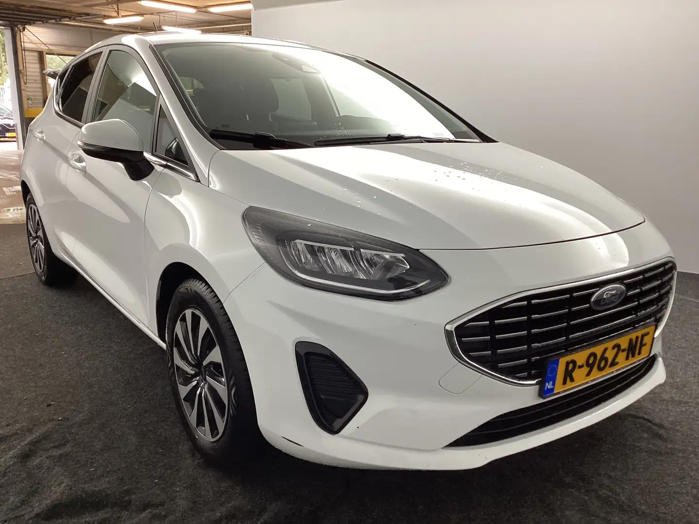Ford Fiesta 1.0 EcoBoost Hybrid Titanium | Getint glas | Airco Blanc - 2
