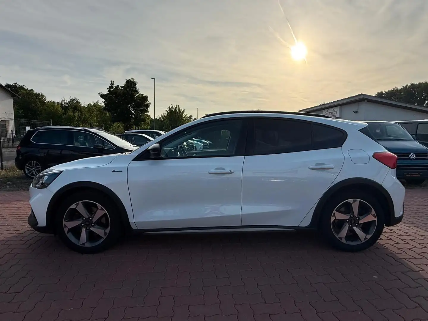Ford Focus Active Automatik Start/Stop*SHZ*PDC*NAVI Weiß - 2