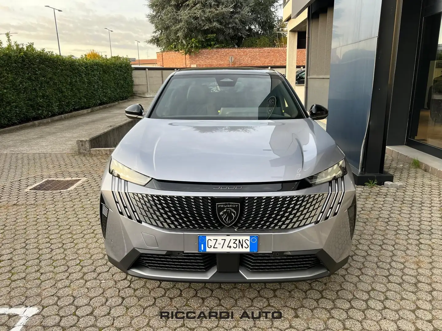 Peugeot 3008 NUOVO Nuova GT - Hybrid 136 E-DCS6 Grau - 2