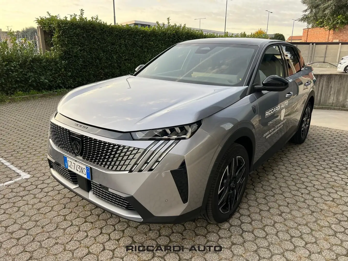 Peugeot 3008 NUOVO Nuova GT - Hybrid 136 E-DCS6 Grau - 1