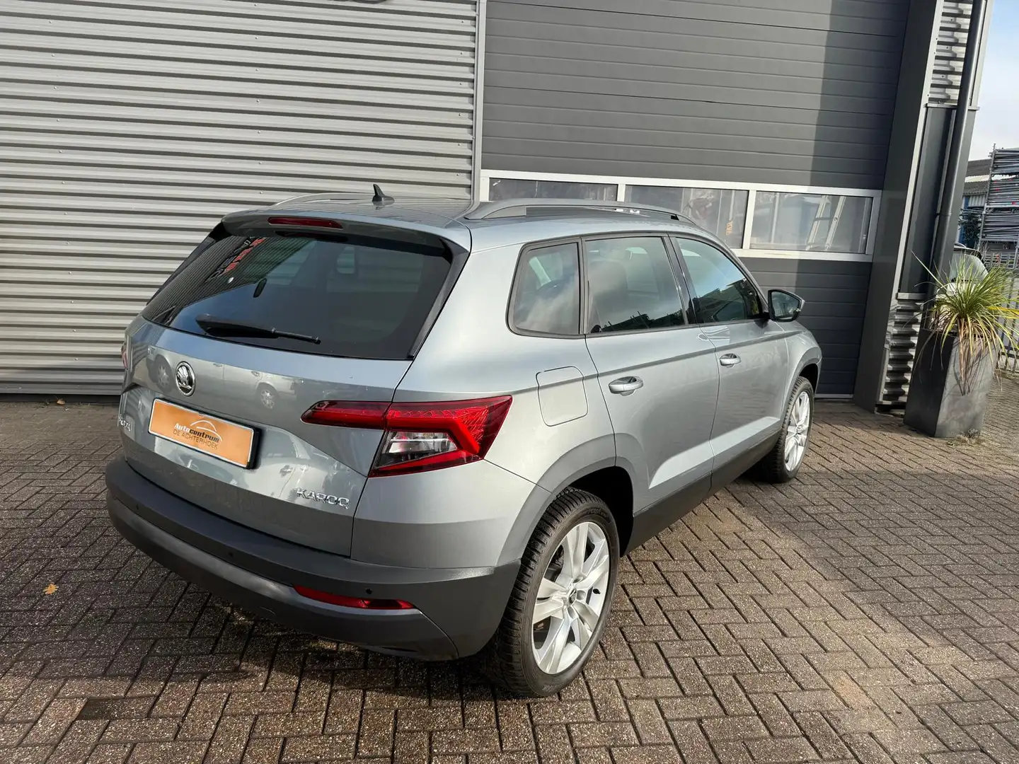 Skoda Karoq 1.5 TSI ACT Ambition Automaat / Keyless / Navi!! Gris - 2
