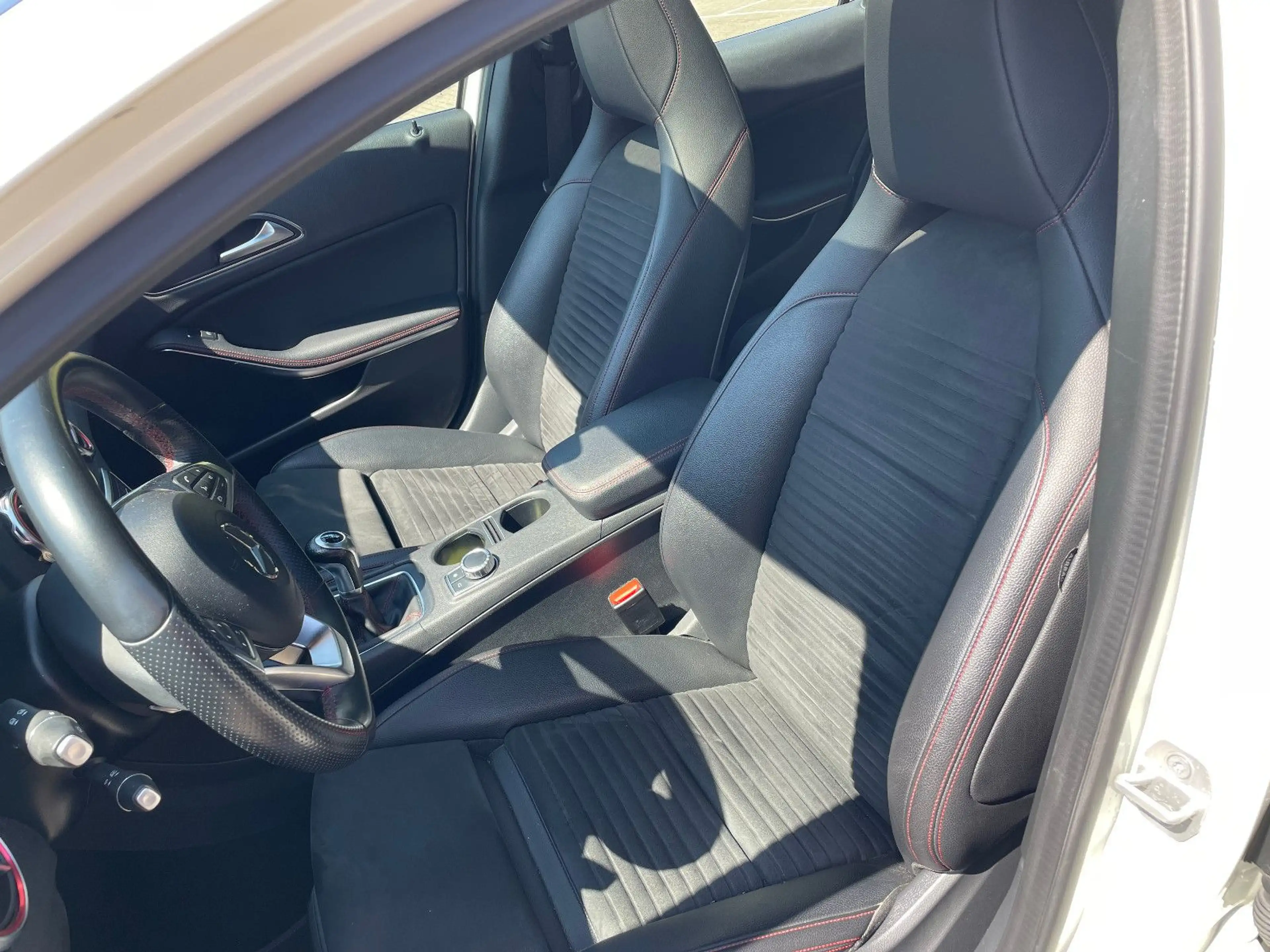 Mercedes-Benz GLA 250 AMG Pano Navi AHK LED 18" — photo 11