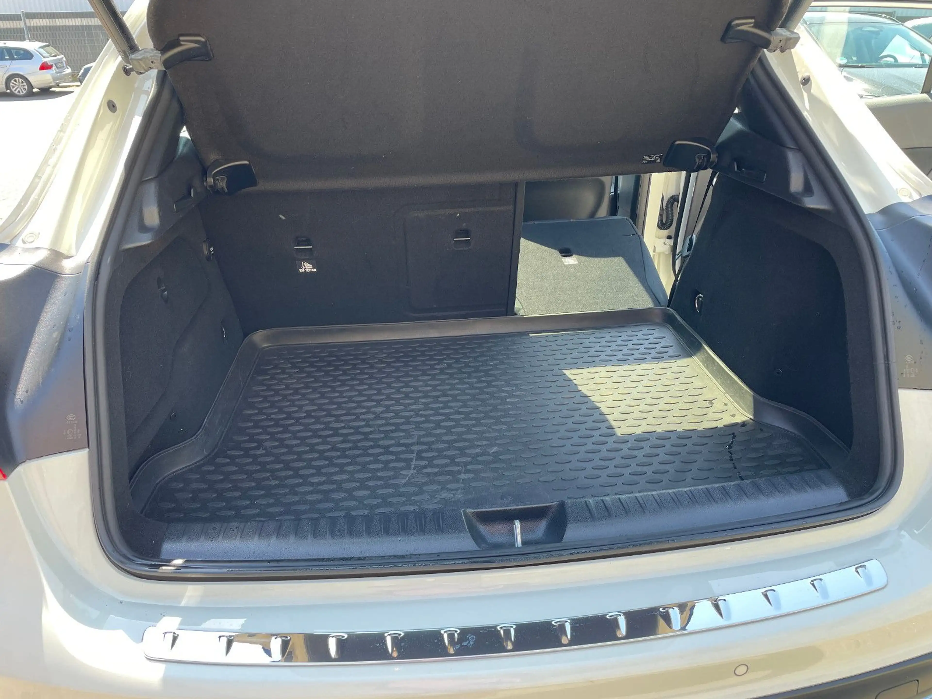 Mercedes-Benz GLA 250 AMG Pano Navi AHK LED 18" — photo 14