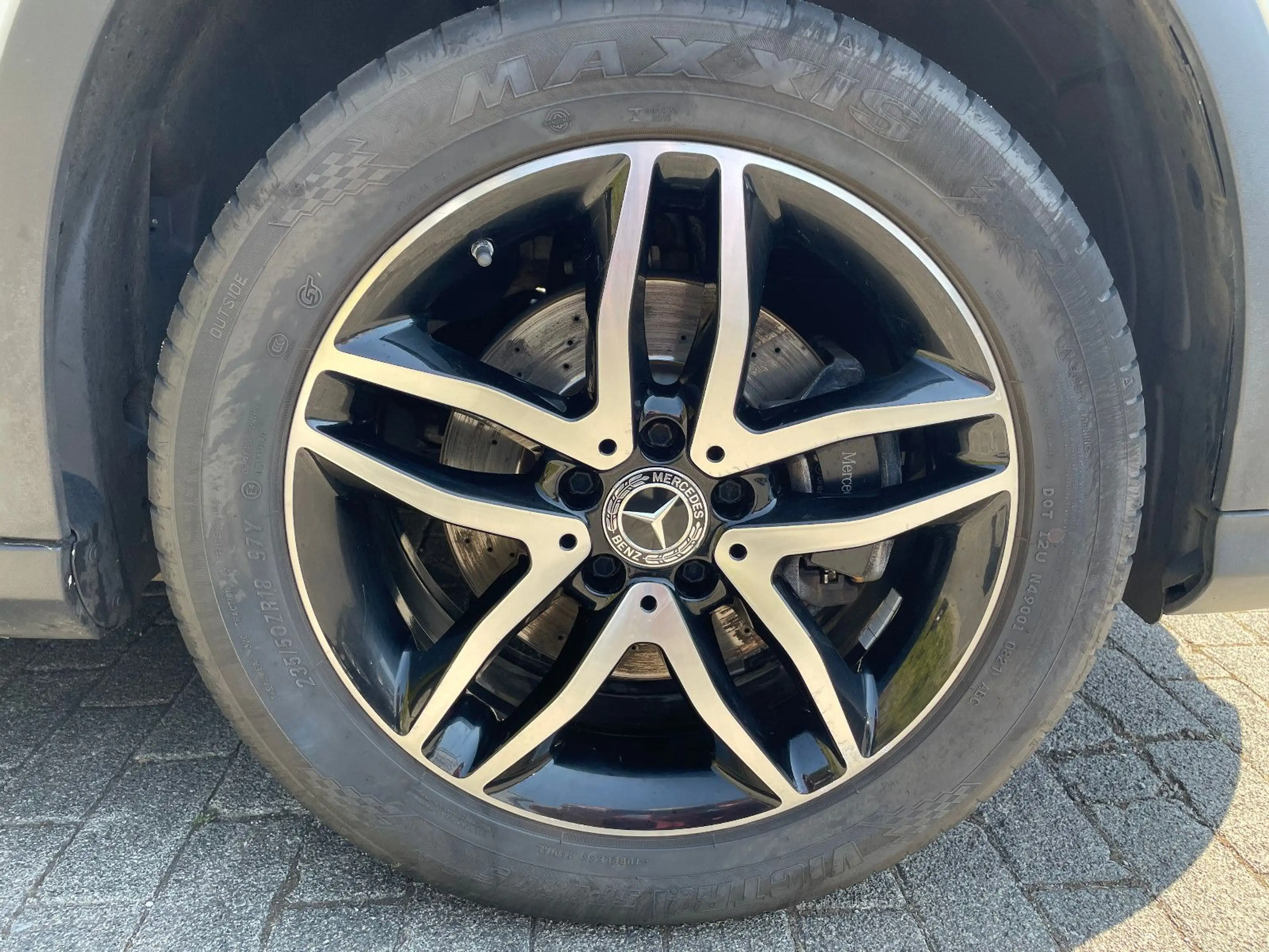 Mercedes-Benz GLA 250 AMG Pano Navi AHK LED 18" — photo 8