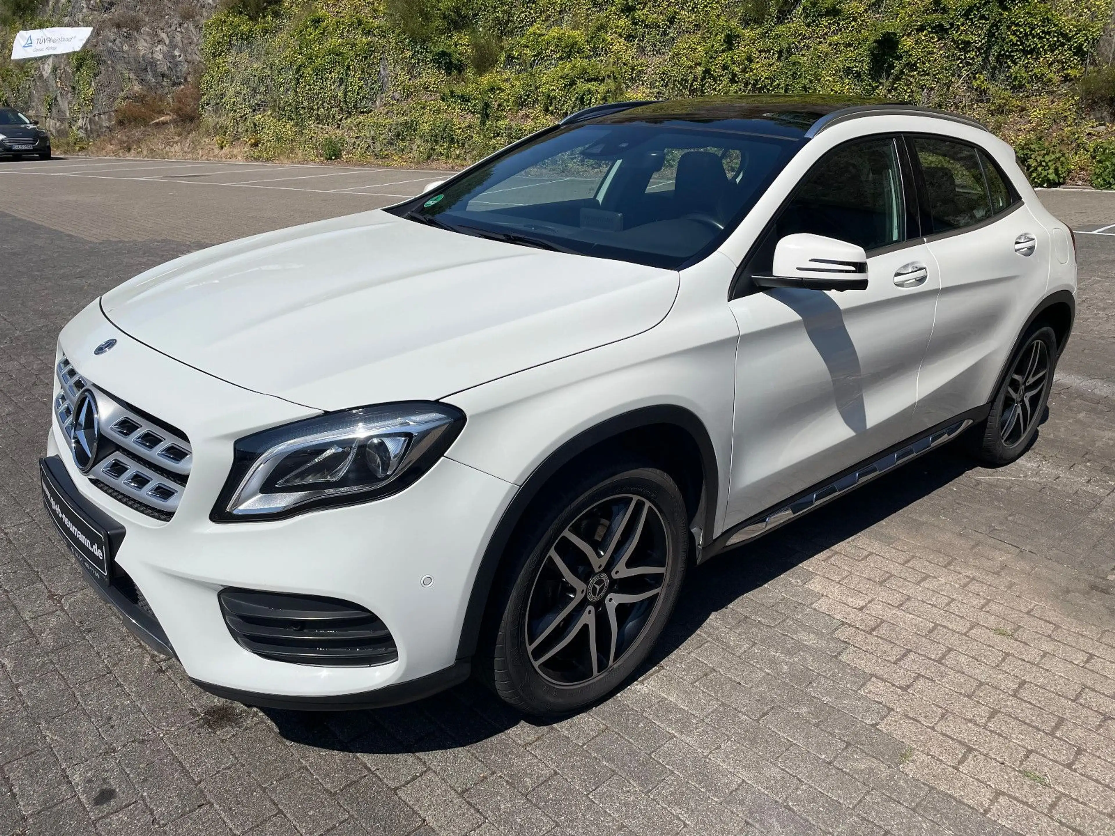 Mercedes-Benz GLA 250 AMG Pano Navi AHK LED 18" — photo 4