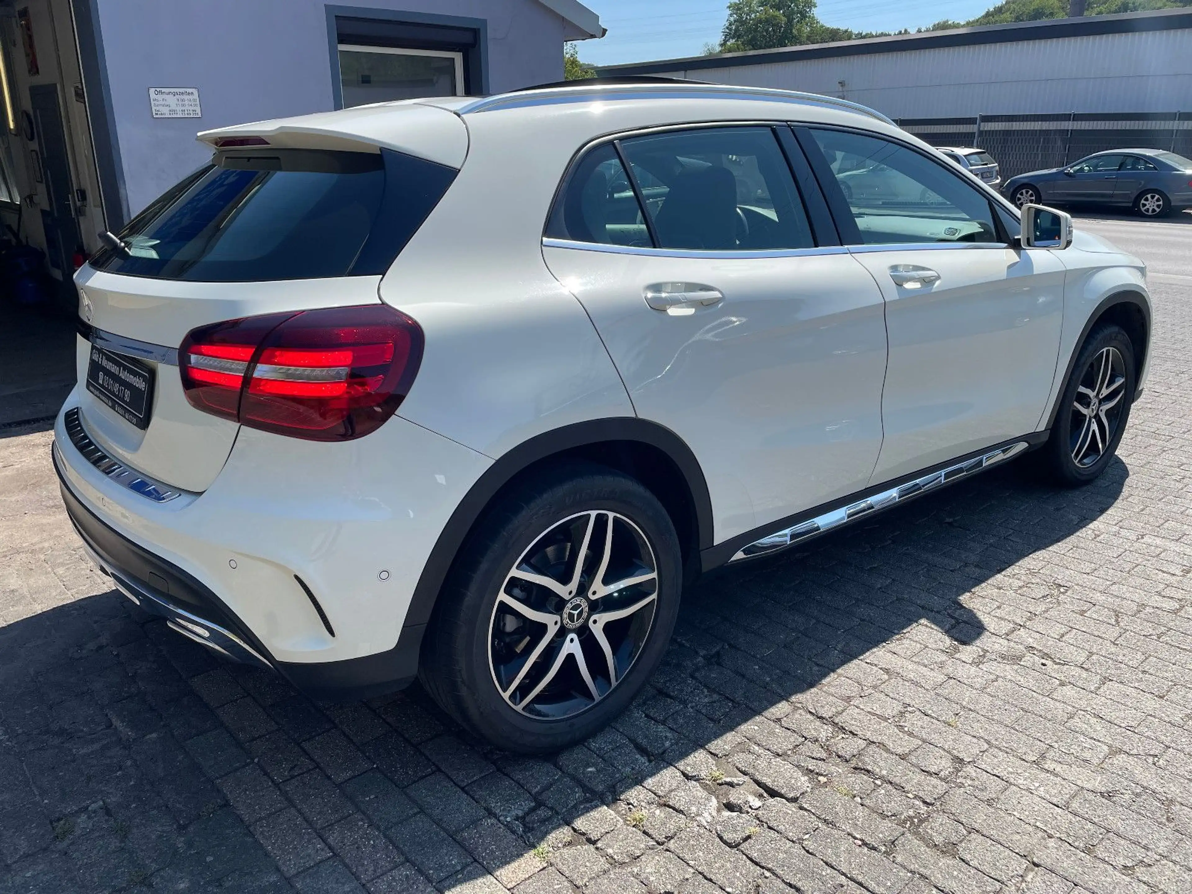 Mercedes-Benz GLA 250 AMG Pano Navi AHK LED 18" — photo 7