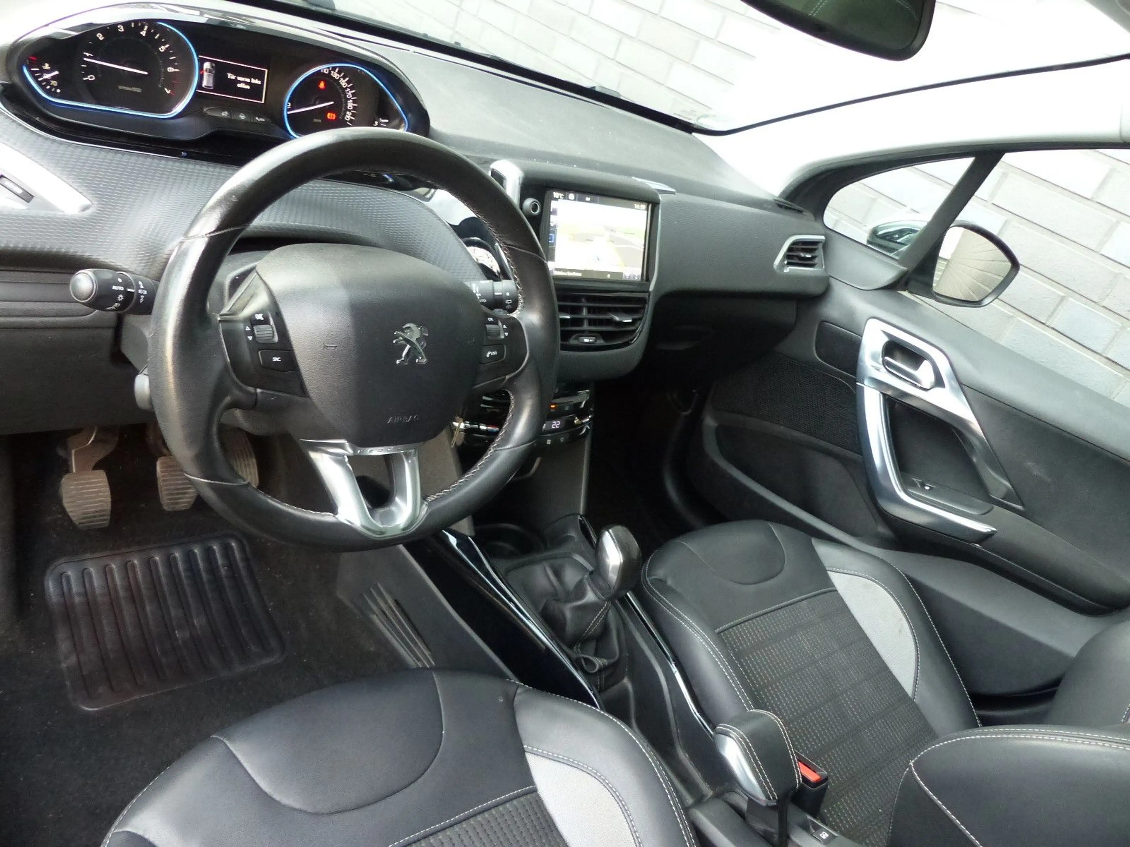 Peugeot 2008 Allure Glasdach/Navi/Klimaautom/PDC — photo 12