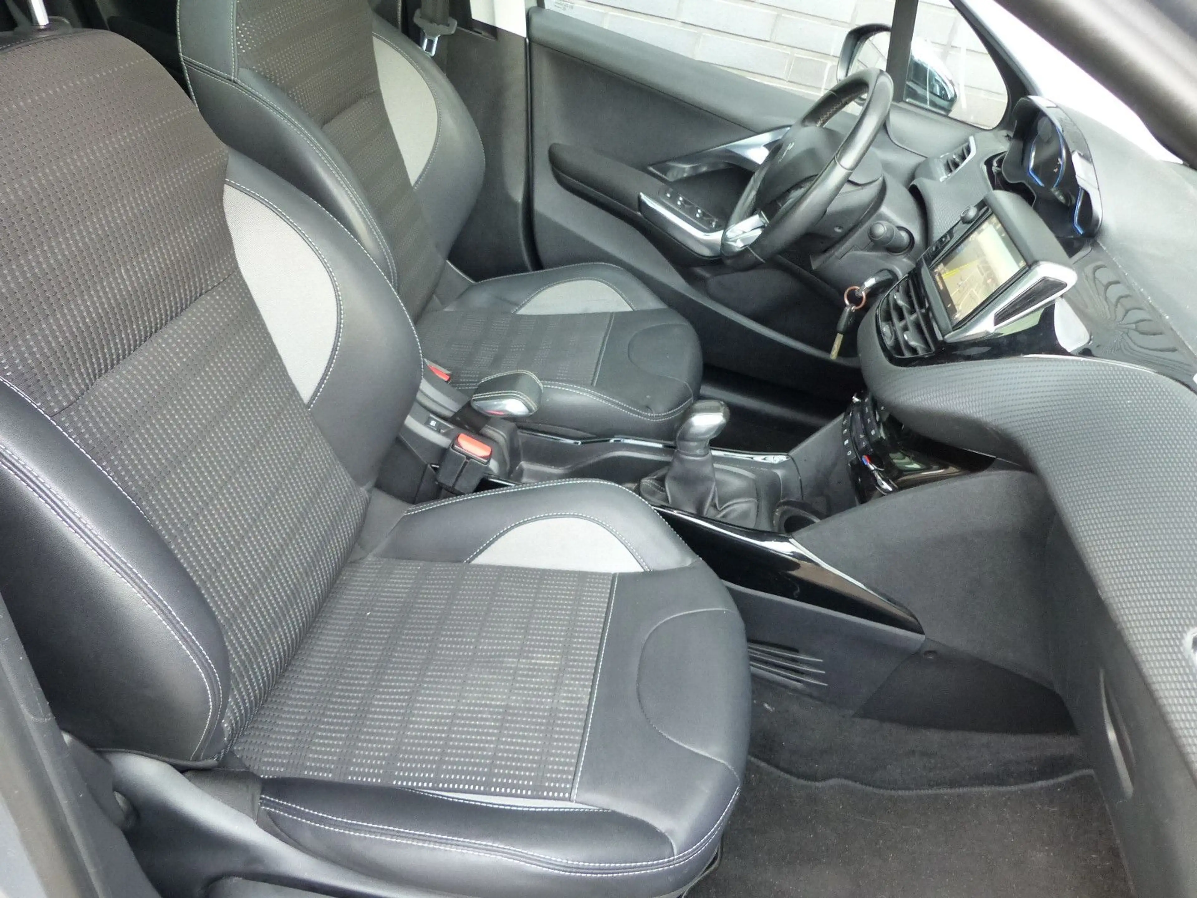 Peugeot 2008 Allure Glasdach/Navi/Klimaautom/PDC — photo 3