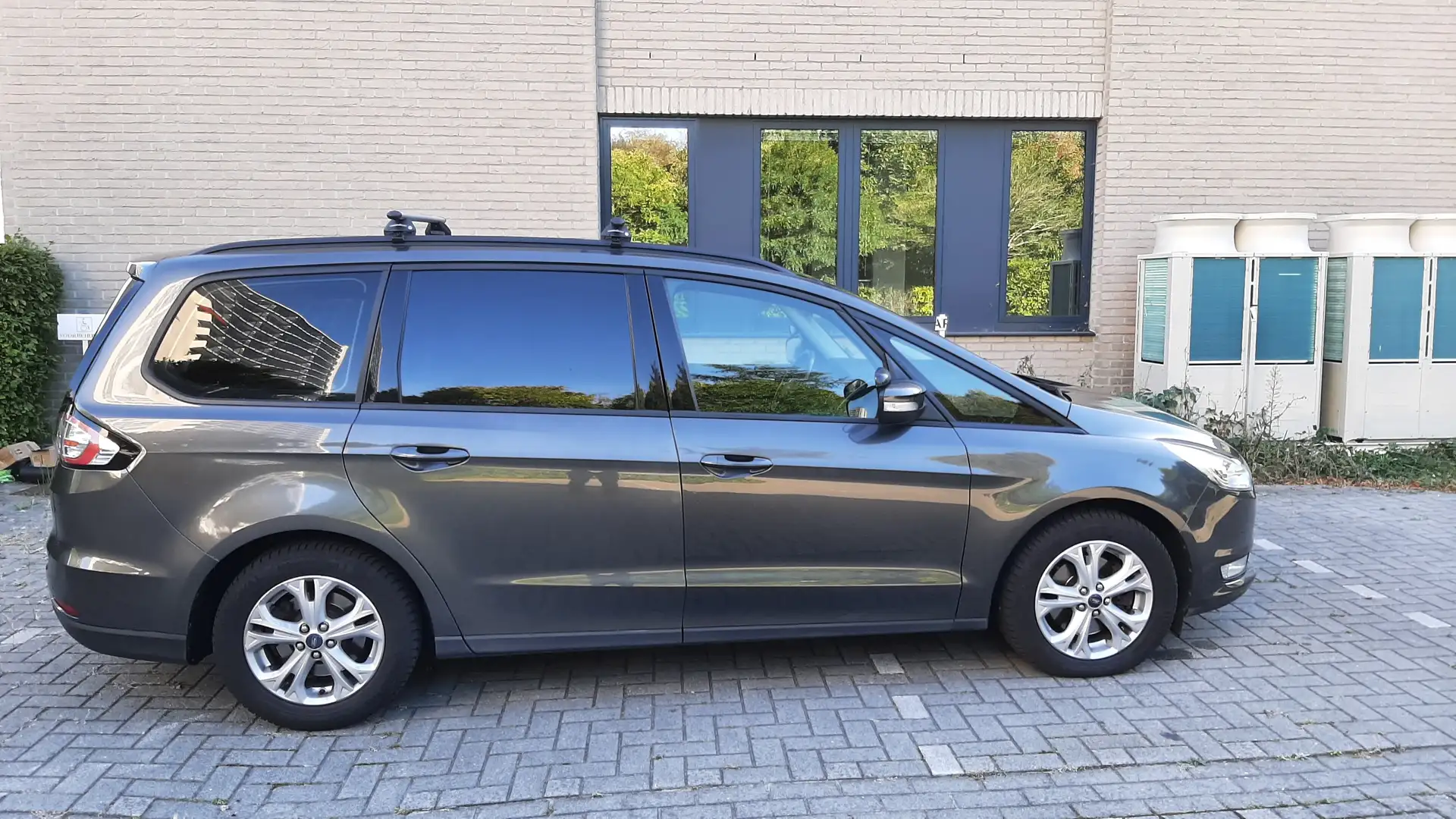 Ford Galaxy Galaxy 1.5 Benzine - 7 plaatsen - Als nieuw Grijs - 2