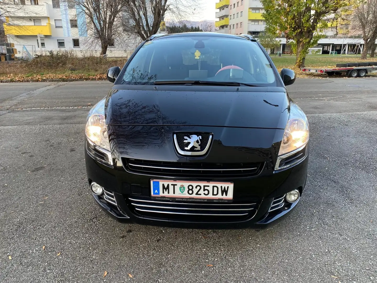 Peugeot 5008 HDI FAP 110 EGS6 Business-Line// 7 Sitze// Schwarz - 2