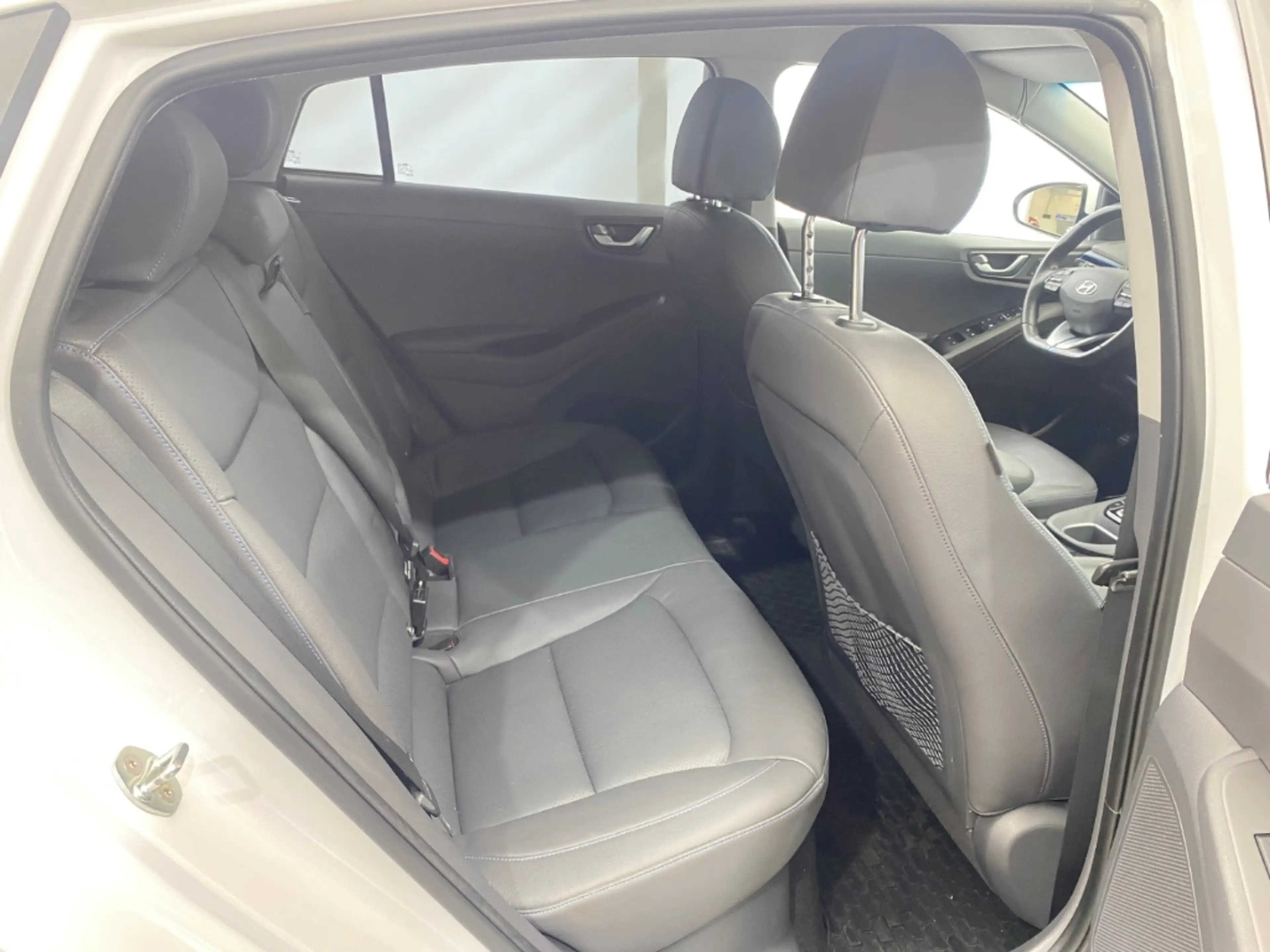 Hyundai IONIQ Premium Plug-In Hybrid — photo 8