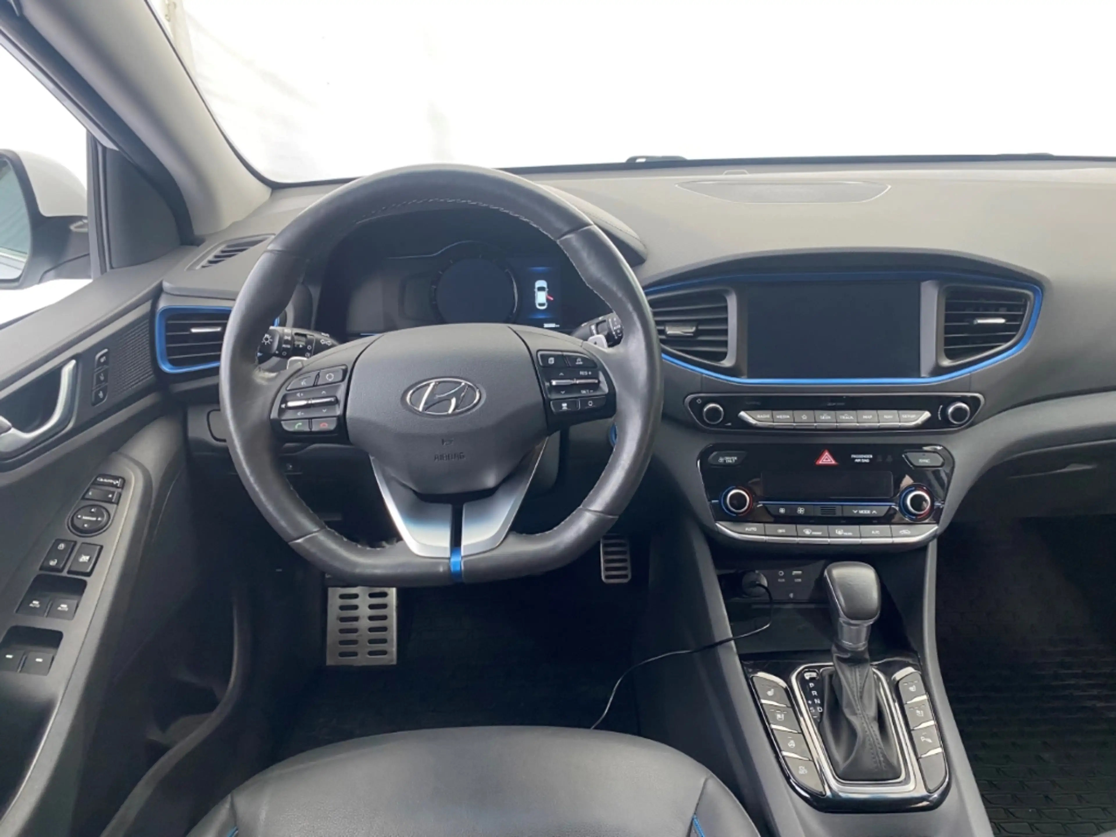 Hyundai IONIQ Premium Plug-In Hybrid — photo 11