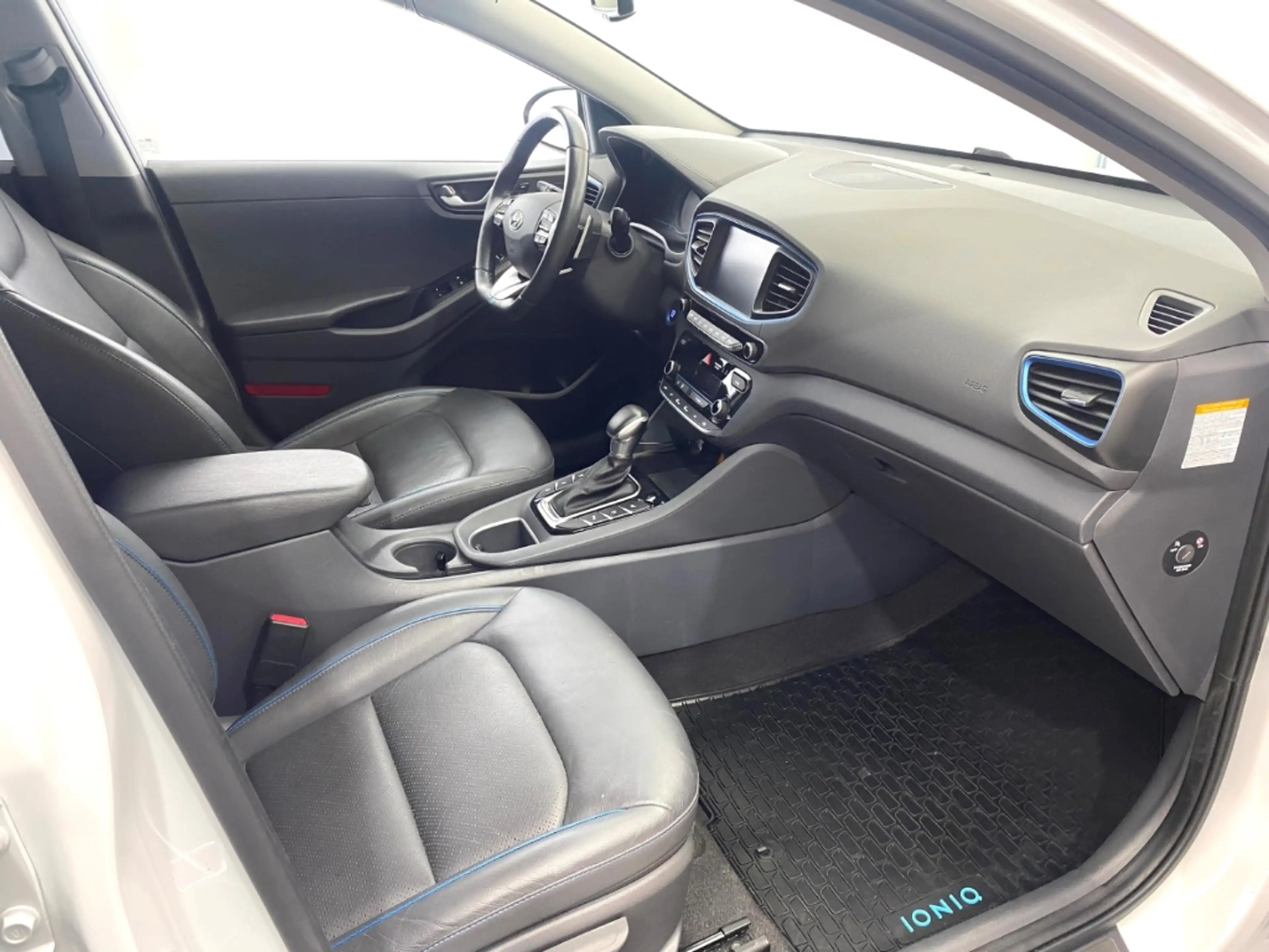 Hyundai IONIQ Premium Plug-In Hybrid — photo 9
