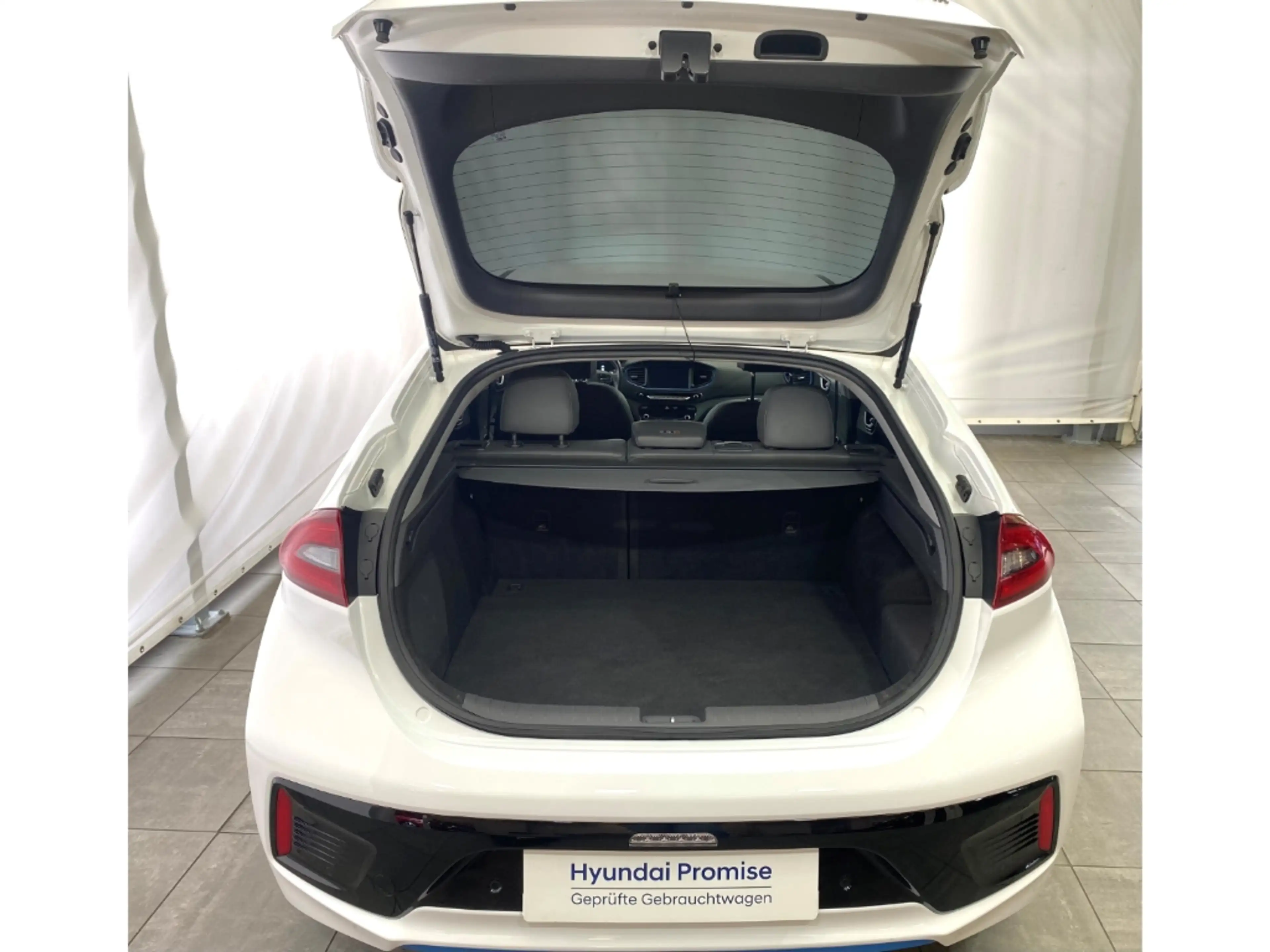 Hyundai IONIQ Premium Plug-In Hybrid — photo 5