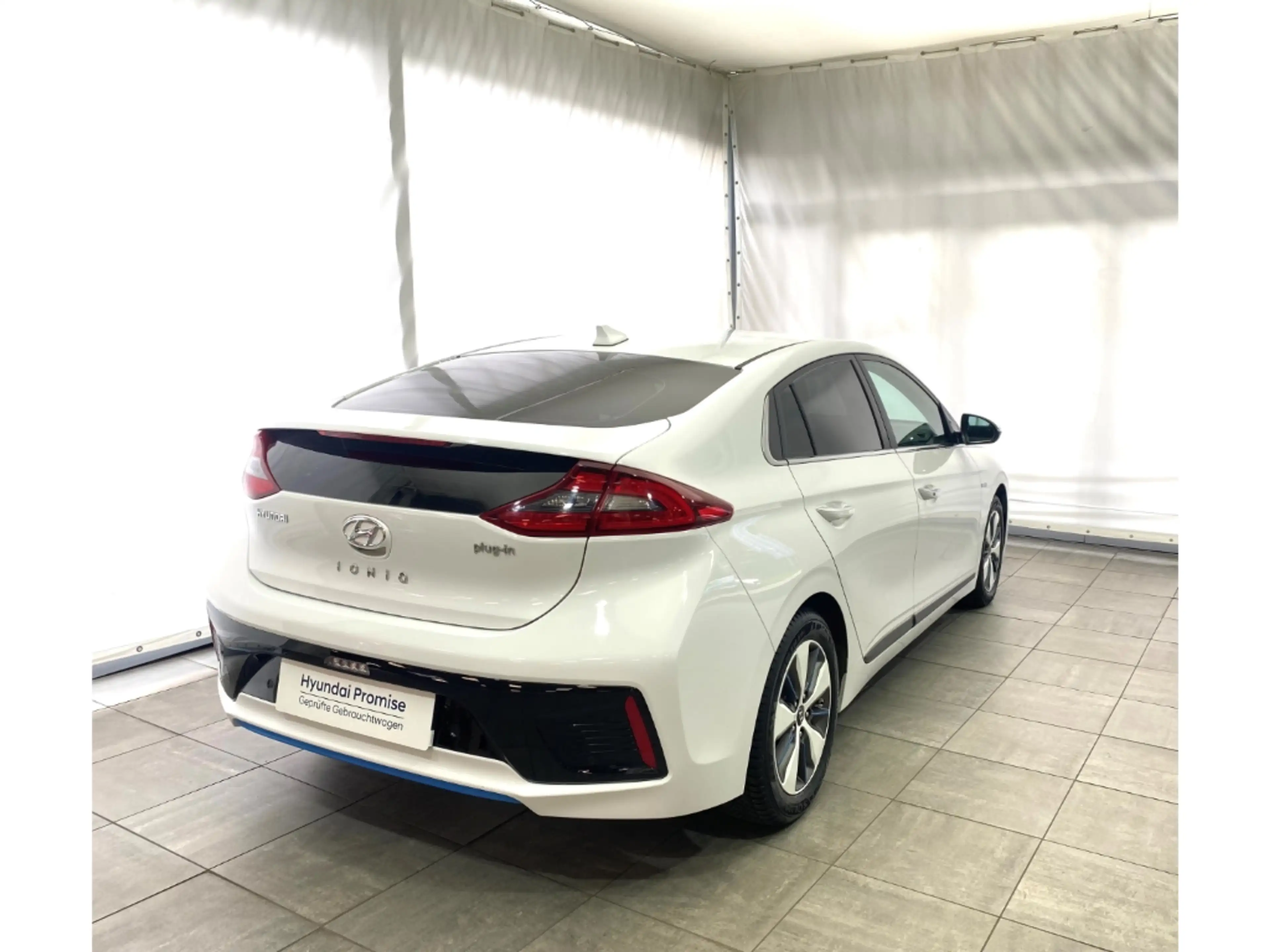 Hyundai IONIQ Premium Plug-In Hybrid — photo 6