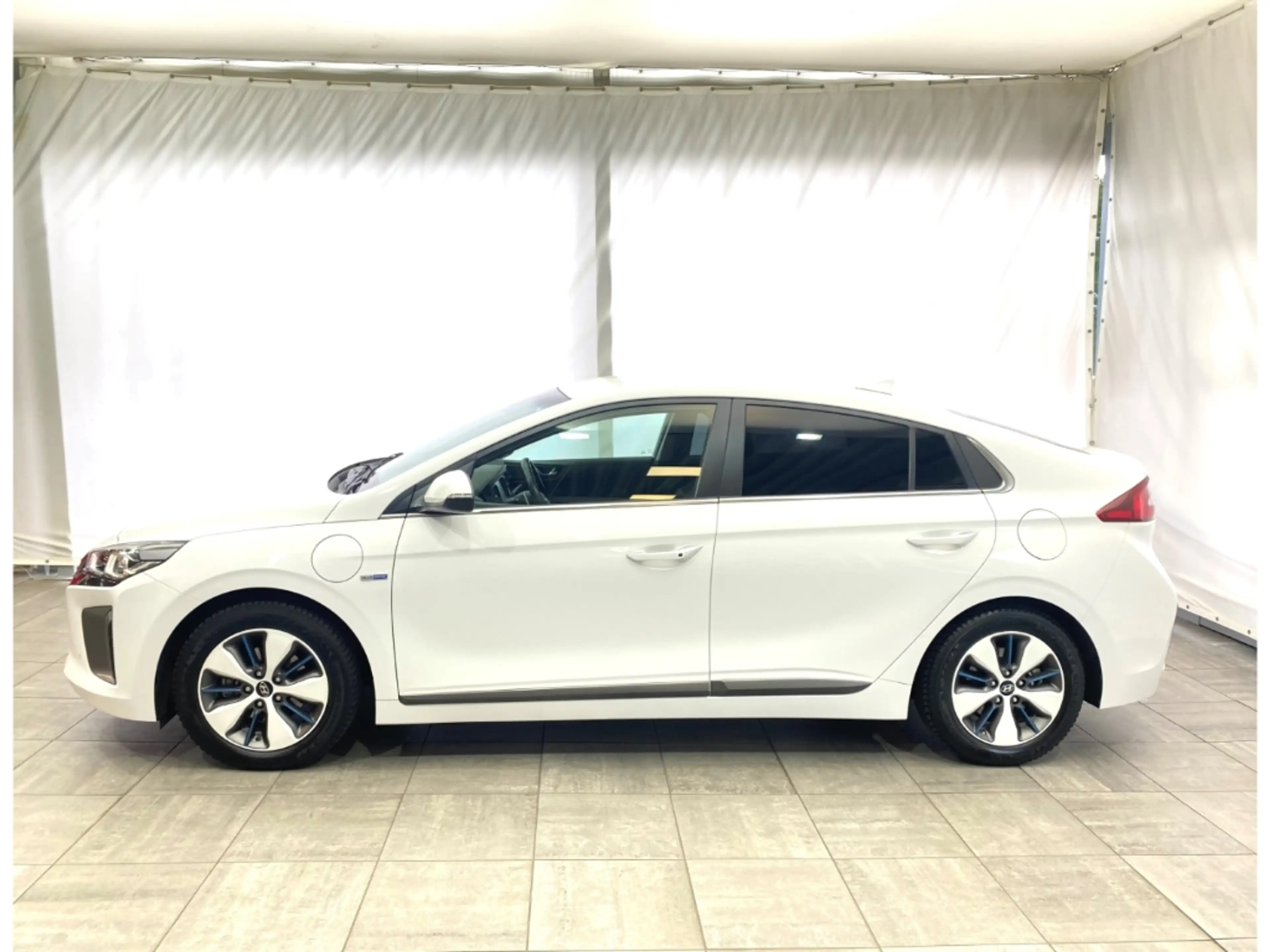 Hyundai IONIQ Premium Plug-In Hybrid — photo 3