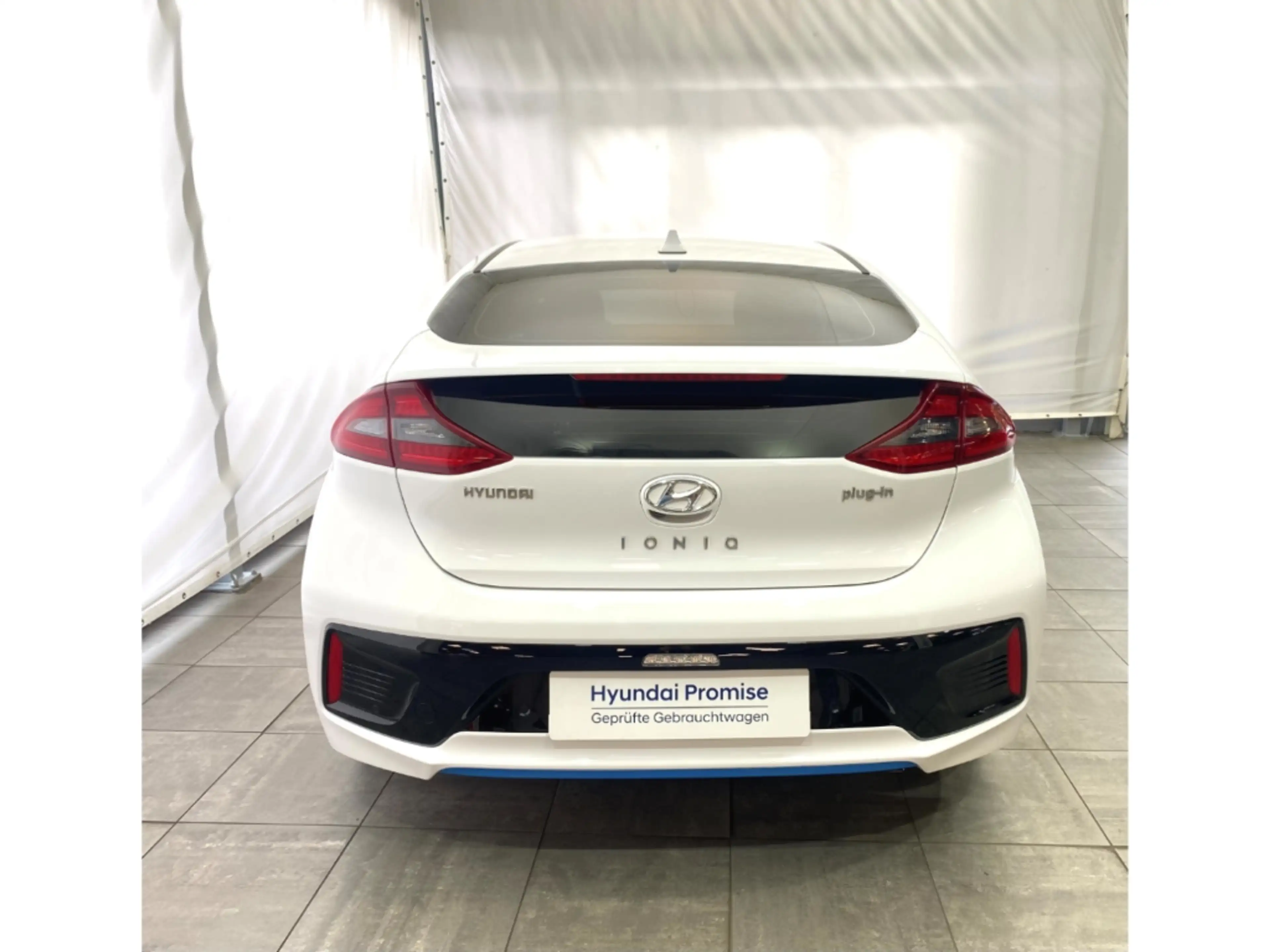 Hyundai IONIQ Premium Plug-In Hybrid — photo 4