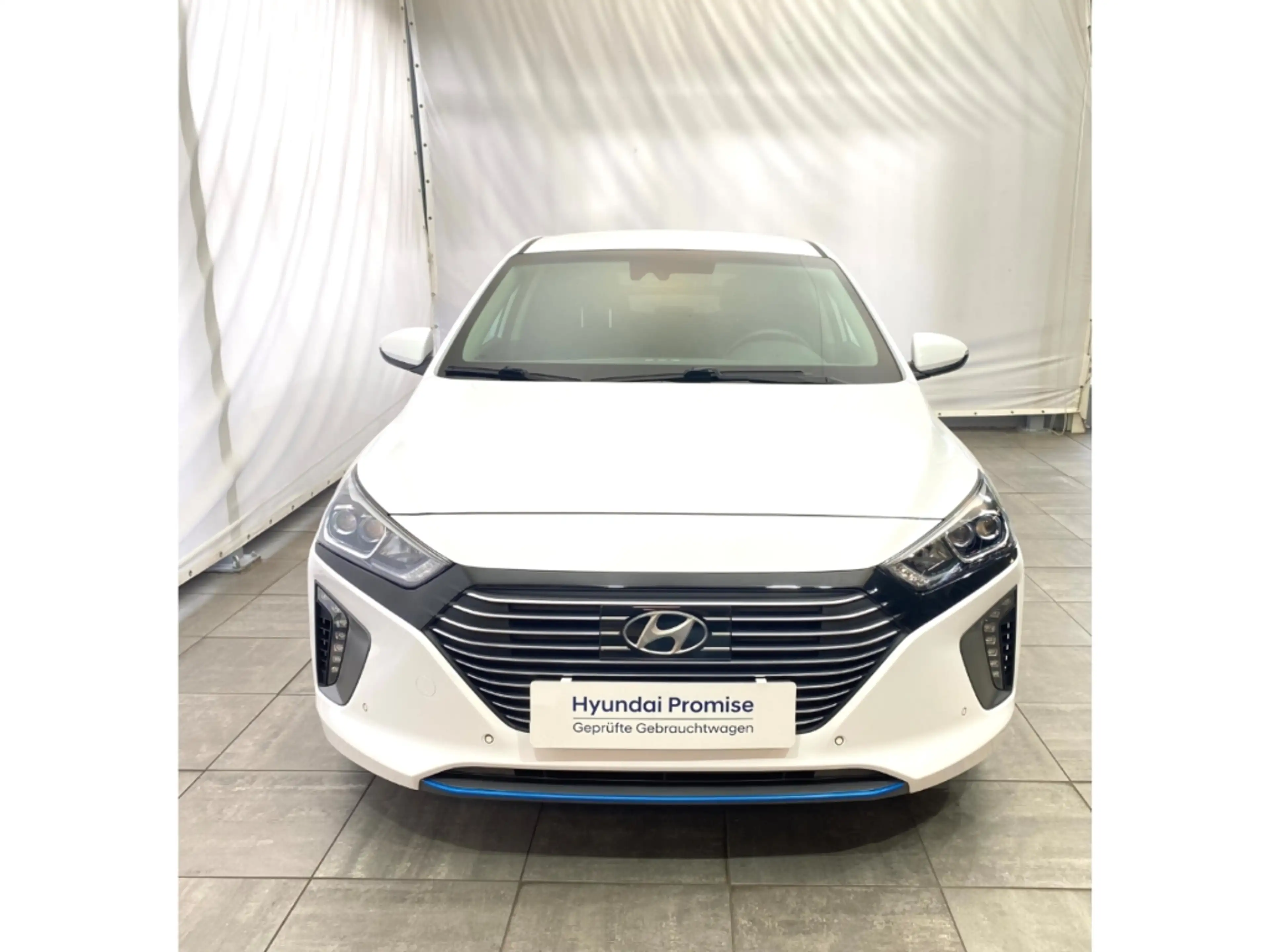 Hyundai IONIQ Premium Plug-In Hybrid — photo 2