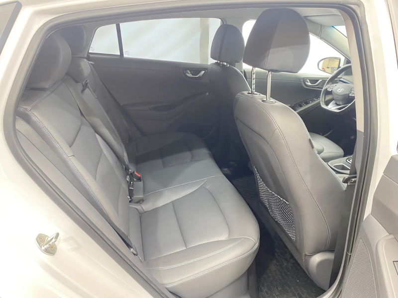 Hyundai IONIQ Premium Plug-In Hybrid — photo 8