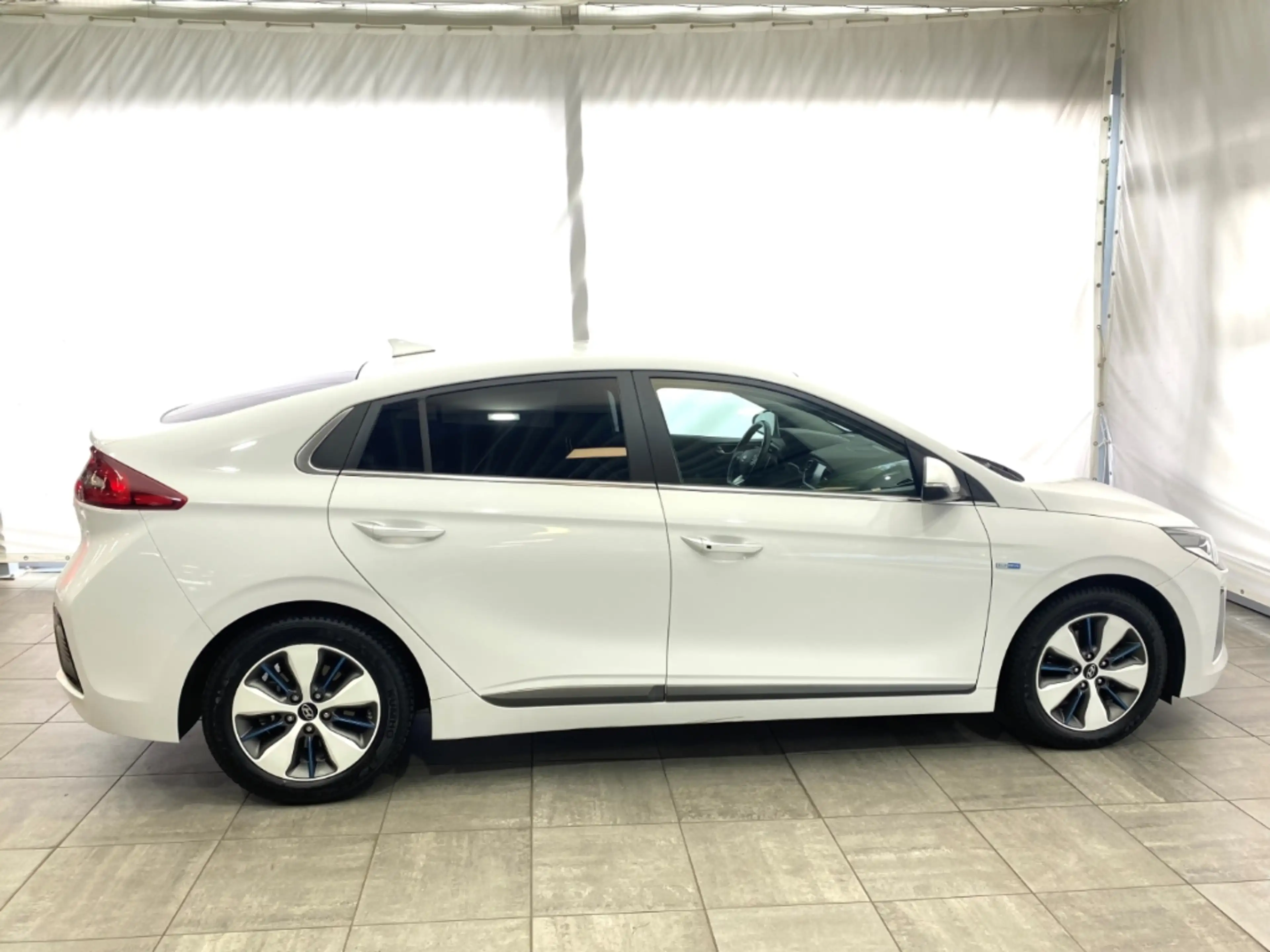 Hyundai IONIQ Premium Plug-In Hybrid — photo 7