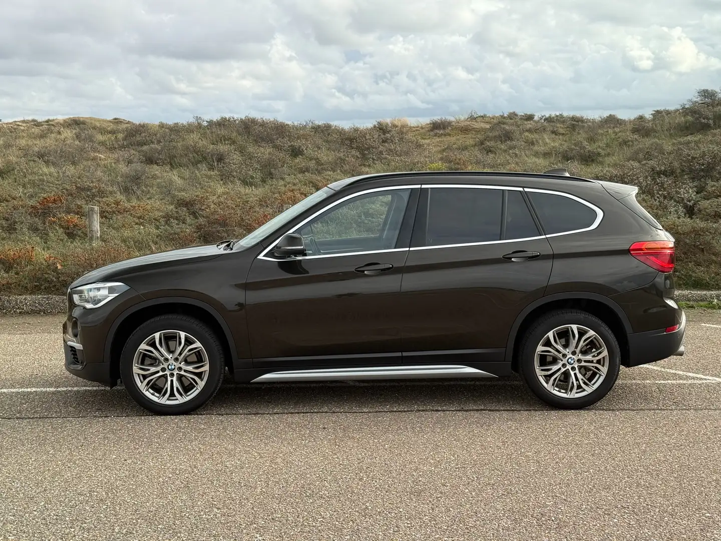 BMW X1 sDrive20i High Executive | Trekhaak | LED | Isofix Bruin - 1
