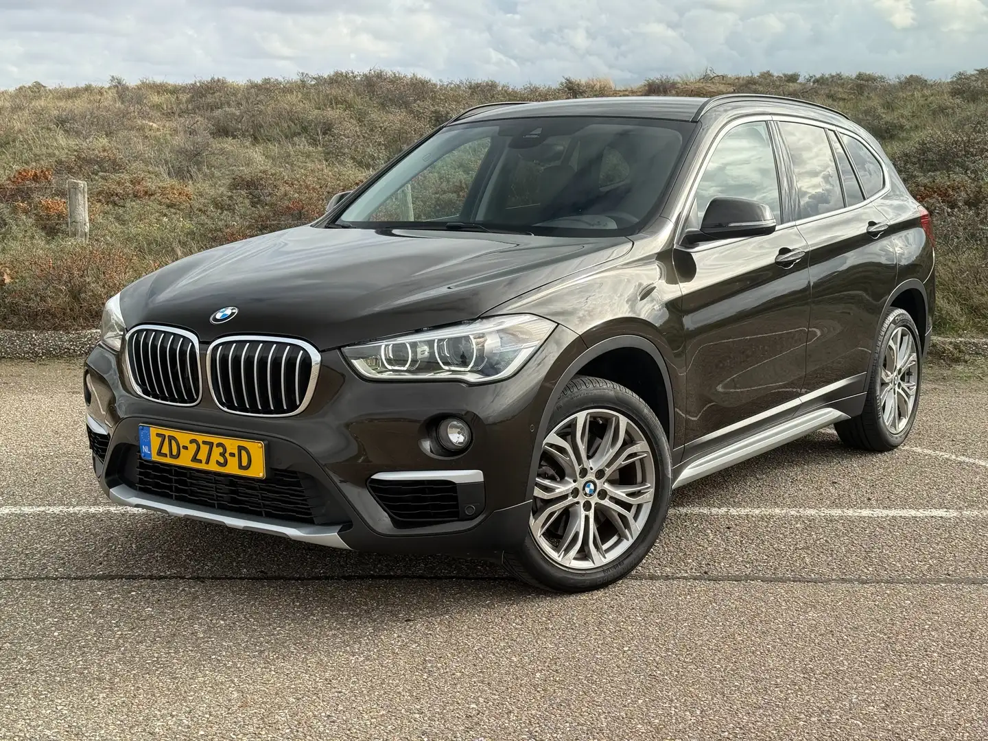 BMW X1 sDrive20i High Executive | Trekhaak | LED | Isofix Bruin - 2
