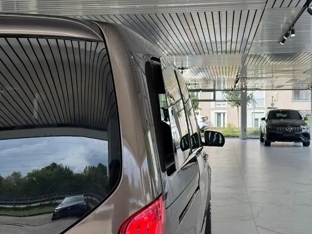 Mercedes-Benz 250 view 10