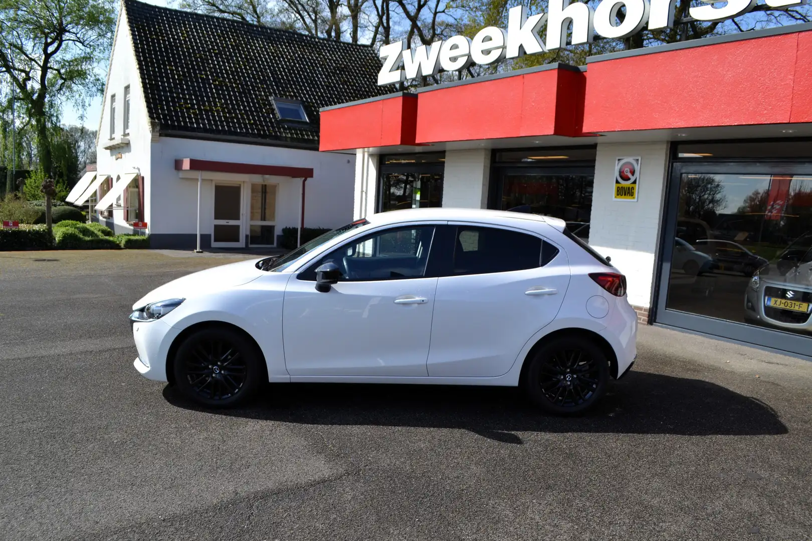 Mazda 2 1.5 Skyactiv-G Luxury Automaat, Clima, Navi, Camer Wit - 2