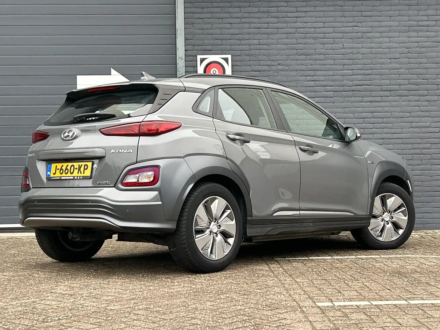 Hyundai KONA EV Comfort 39 kWh | € 9.900,- NETTO! | Climate | C Grijs - 2