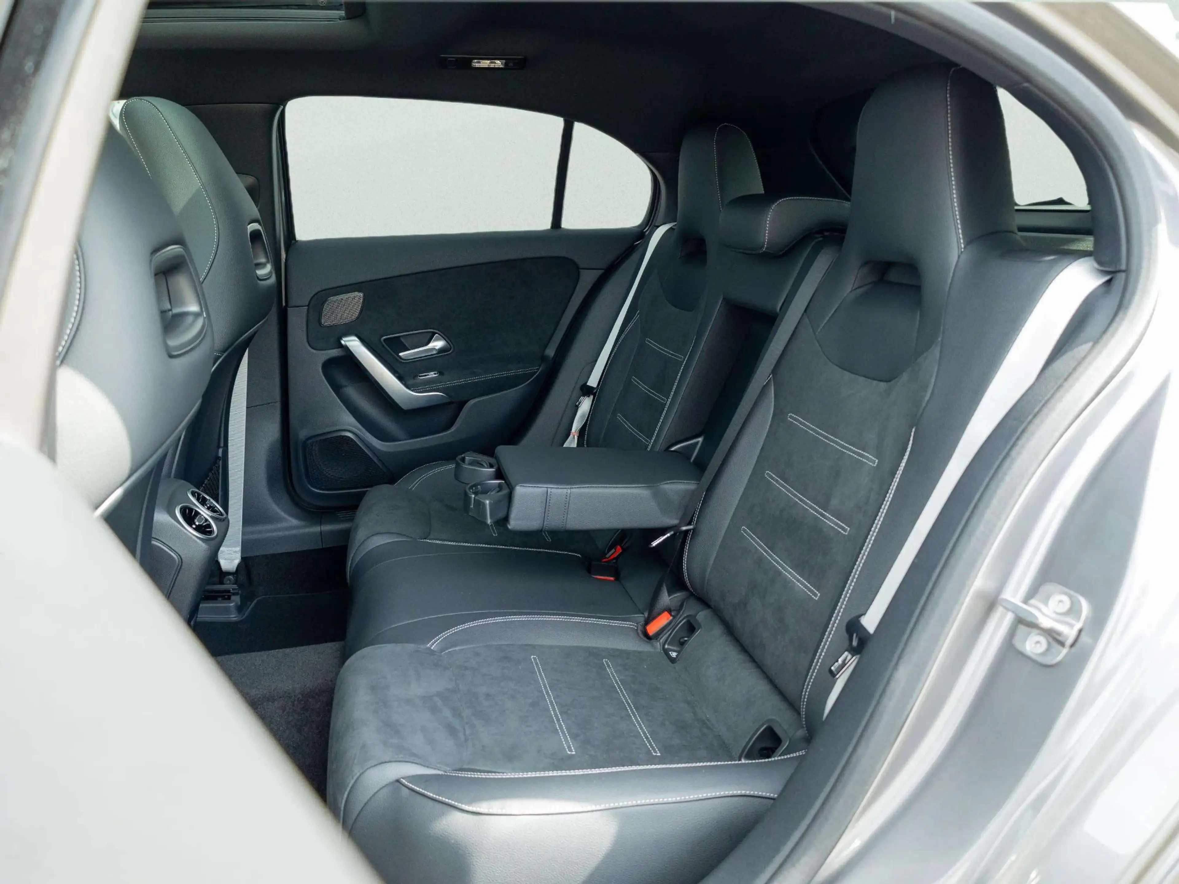 Mercedes-Benz A 250 Hatchback e 140 Year Edition Premium PLUS | Panora — photo 11