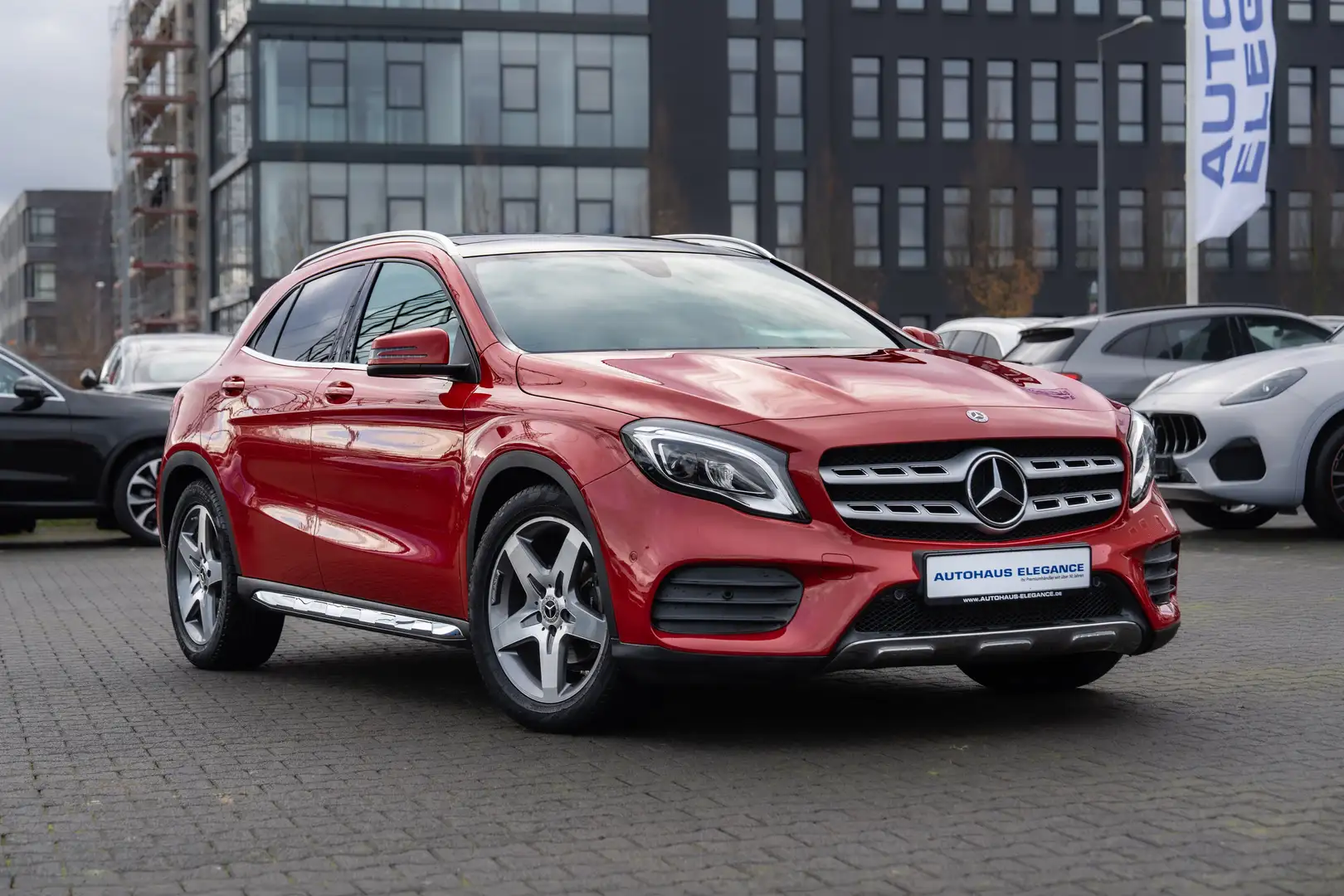 Mercedes-Benz GLA 200 AMG-LINE*SPORT-FAHRWERK*H/K*LED*PANO* Roşu - 1
