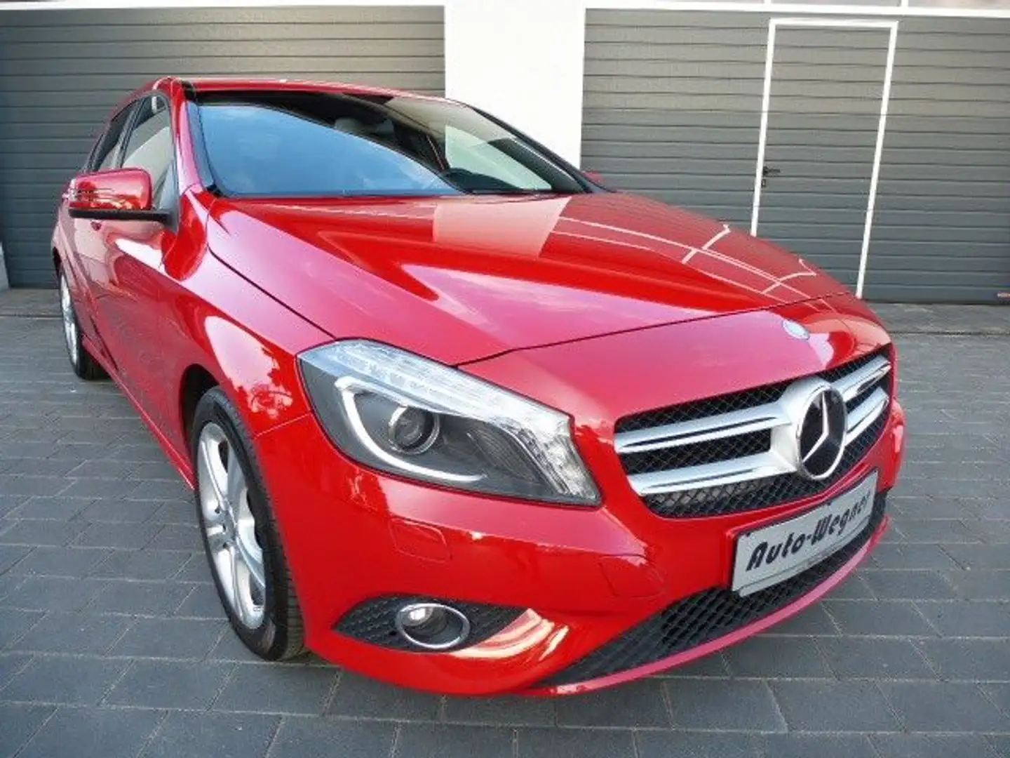 Mercedes-Benz A 180 BlueEfficiency Automatik BI-Xenon NAVI Rot - 2