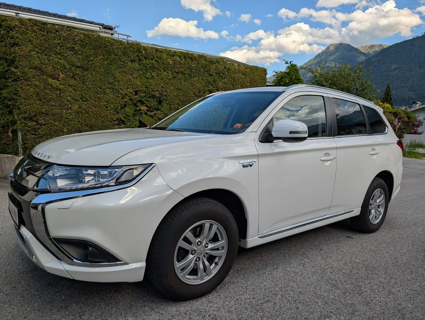Mitsubishi Outlander 2,4 PHEV 4WD Intense, AHK, 8-fach bereift Weiß - 1
