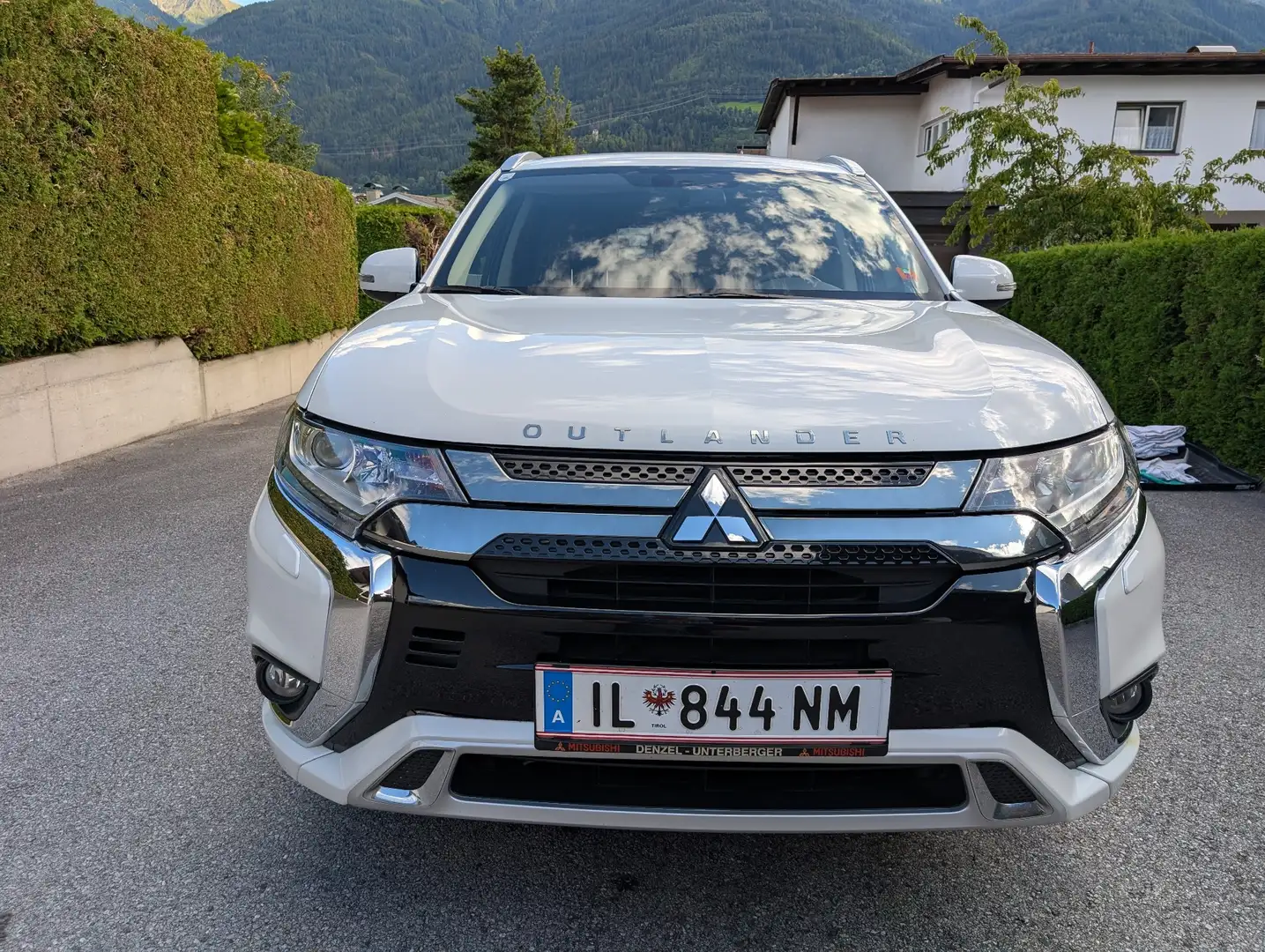 Mitsubishi Outlander 2,4 PHEV 4WD Intense, AHK, 8-fach bereift Weiß - 2