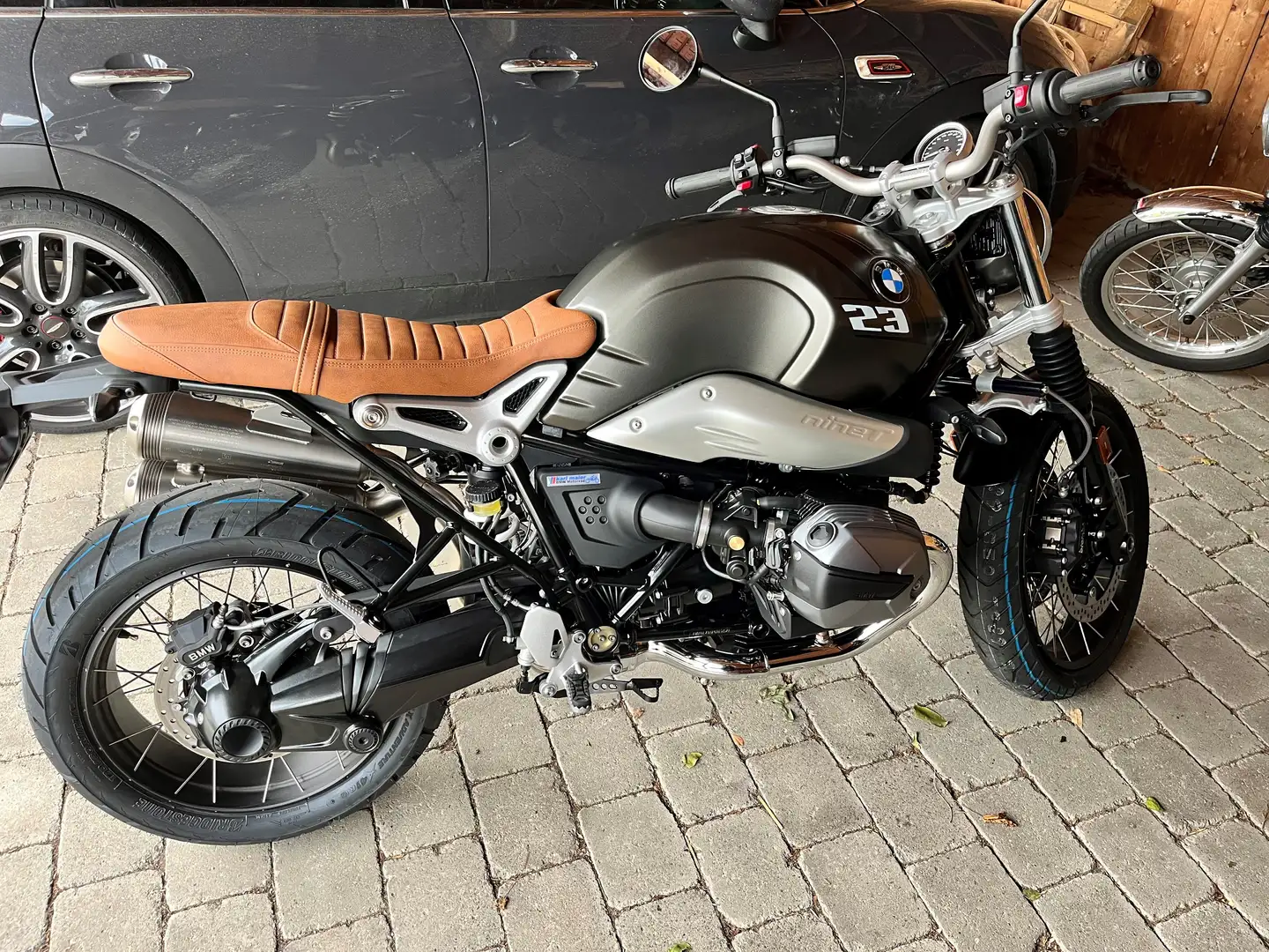 BMW R nineT Scrambler siva - 1