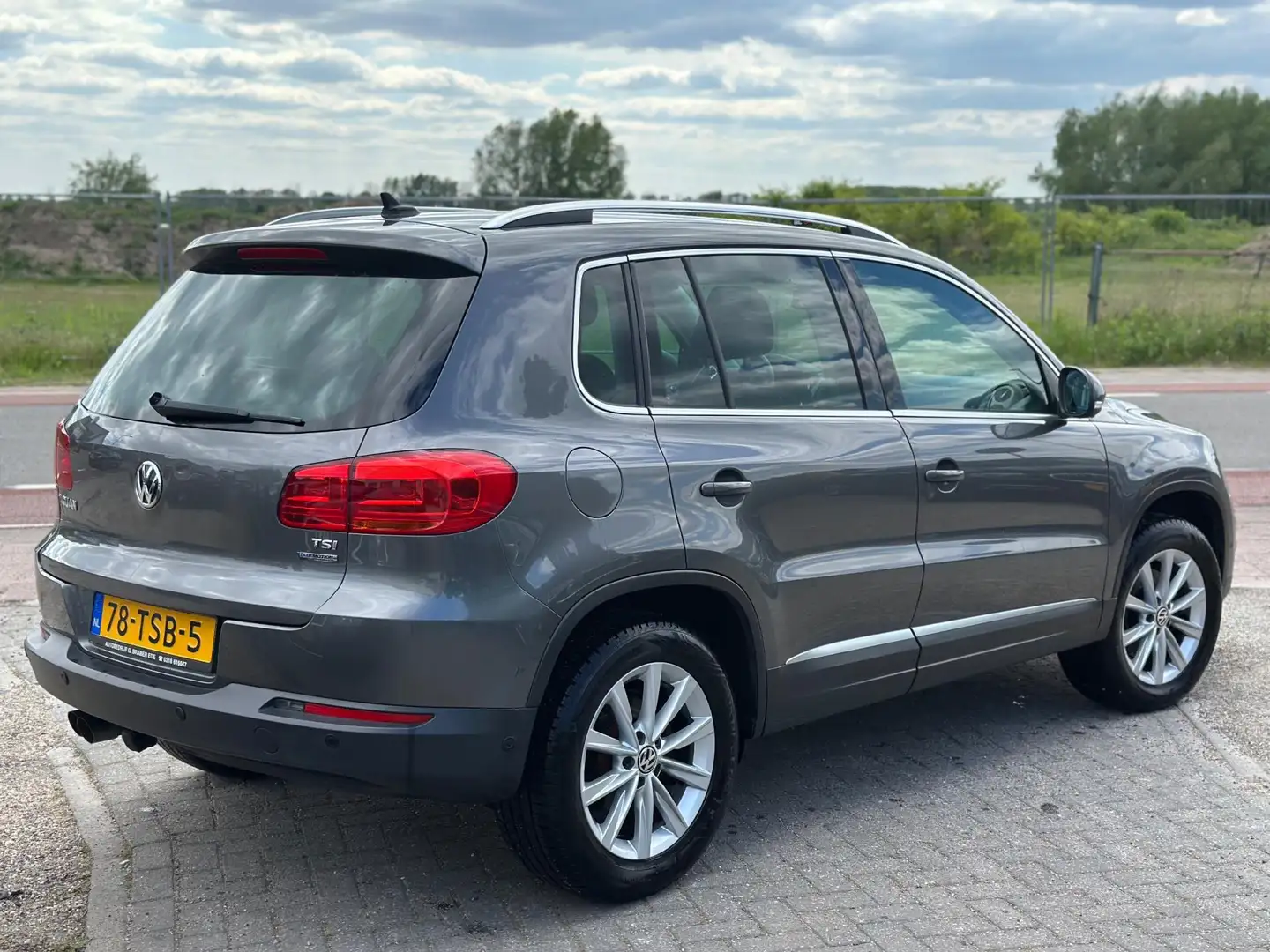 Volkswagen Tiguan 1.4 TSI Sport&Style nette auto!|trekhaak! Grijs - 2
