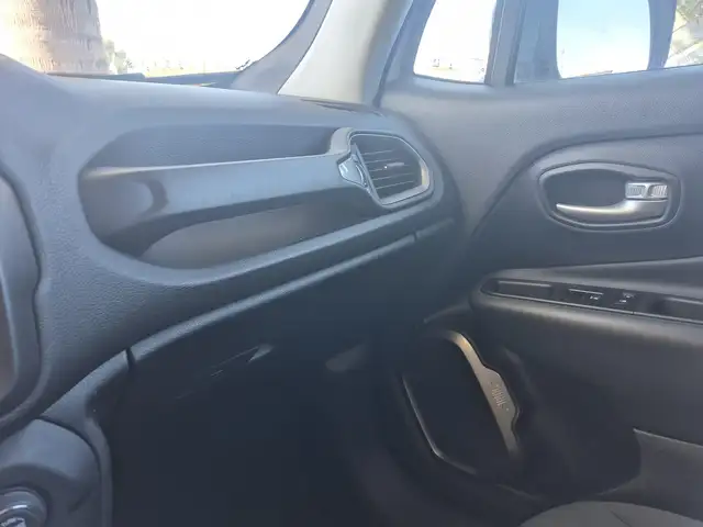 Jeep Renegade view 14