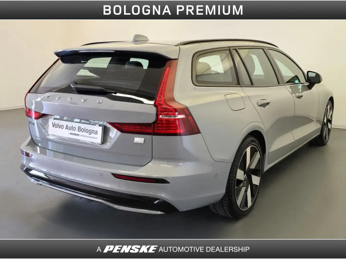 Volvo V60 T6 Plug-in Hybrid AWD automatico Plus Dark Grigio - 2