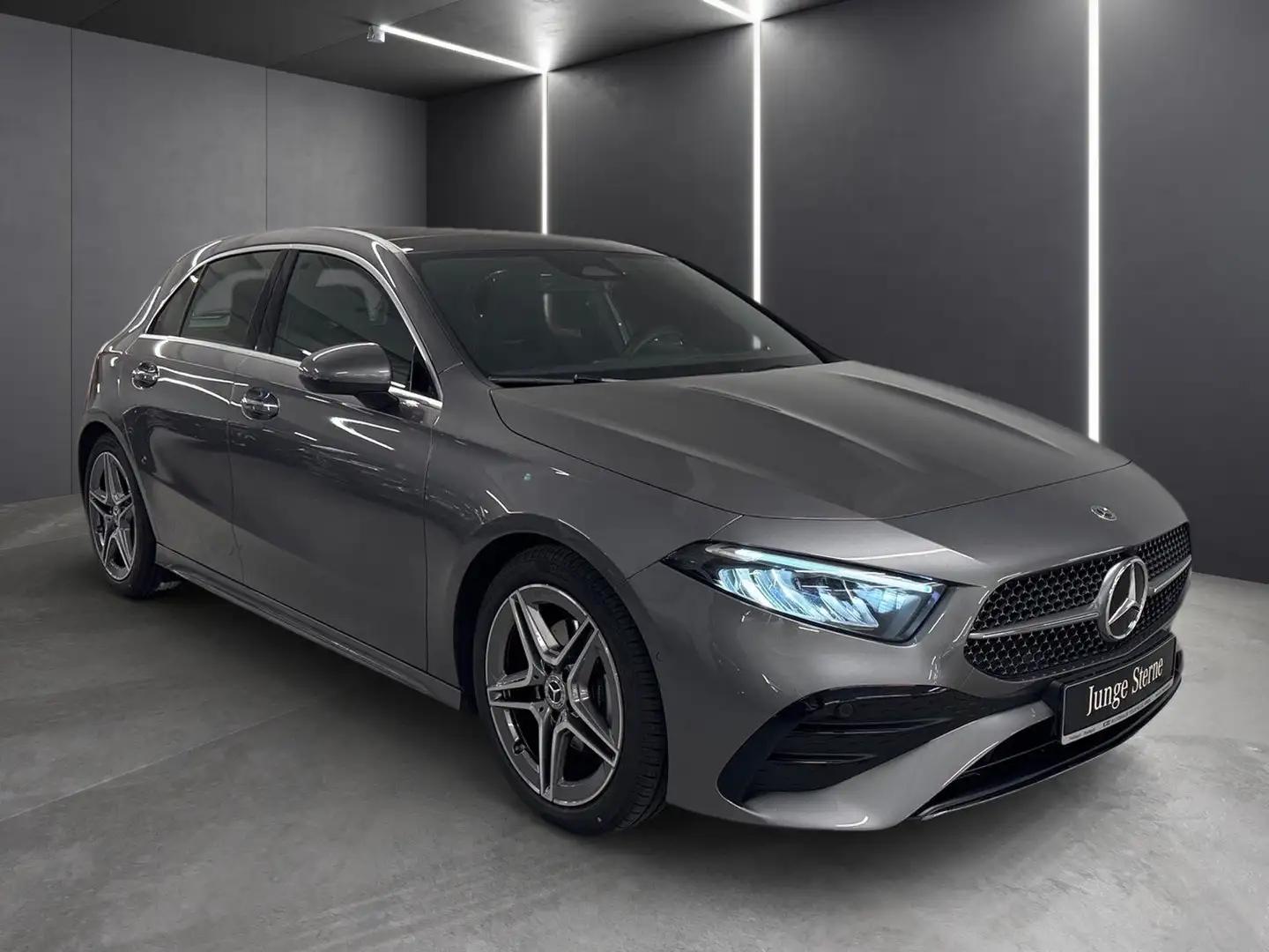 Mercedes-Benz A 200 AMG*Pano*Kamera*LED*CarPlay*Ambiente*K-GO* Grau - 2