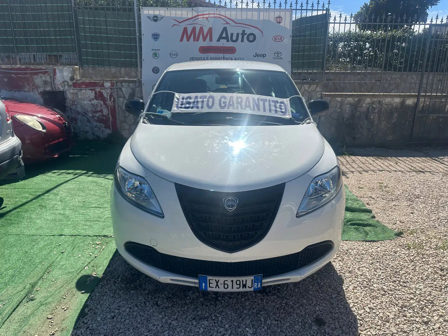 Lancia Ypsilon Ypsilon 0.9 t.air Elle ecochic metano 80cv Bianco - 1