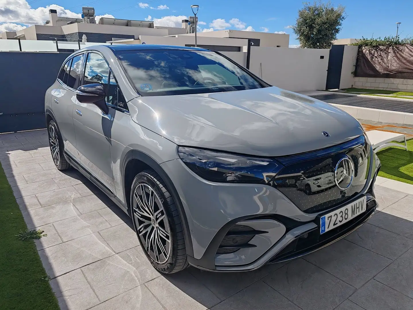 Mercedes-Benz EQE 350 EQE 350 4MATIC SUV AMG Line · Night · Digital Light · Burmester Gris - 2