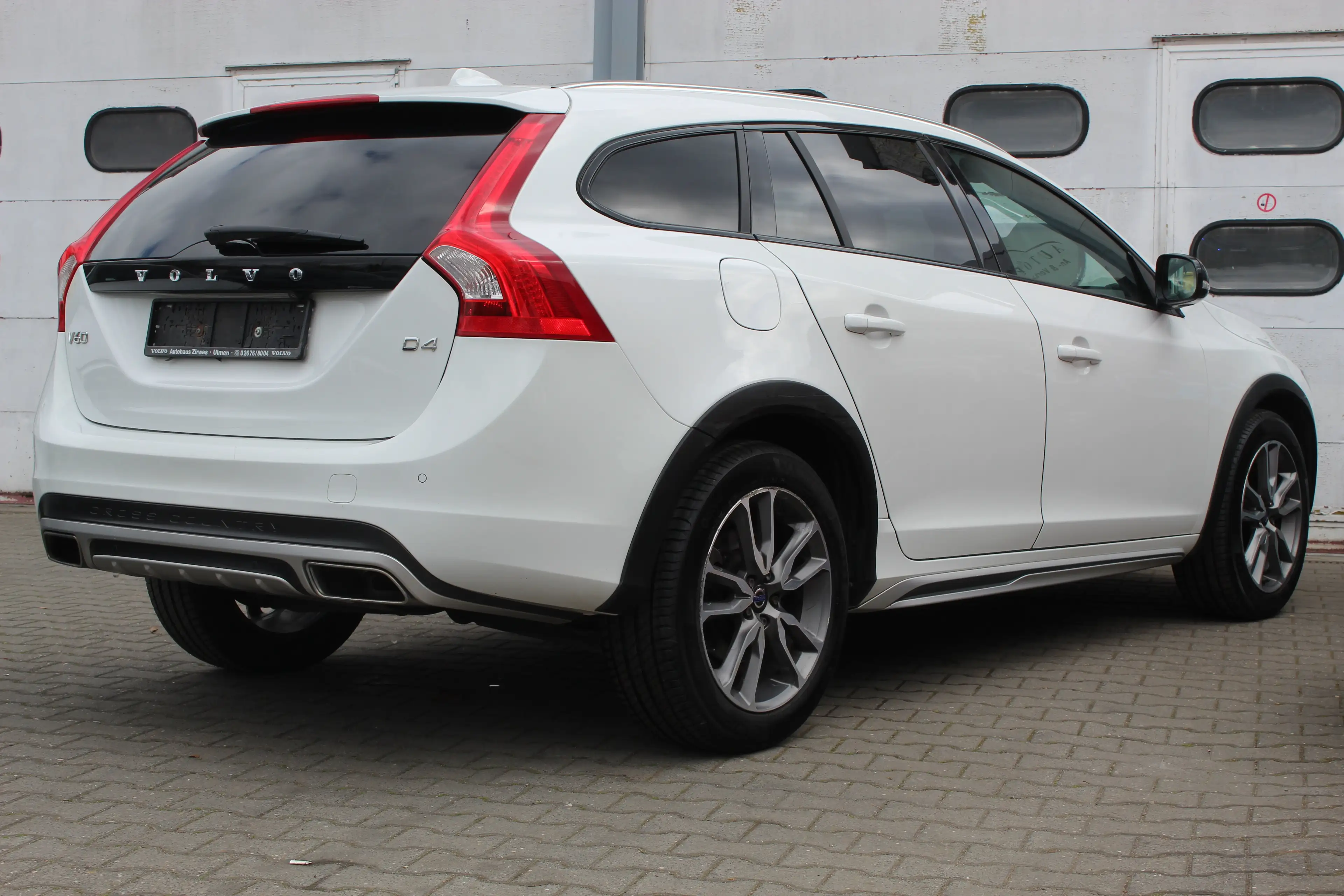 Volvo V60 Cross Country Summum — photo 14